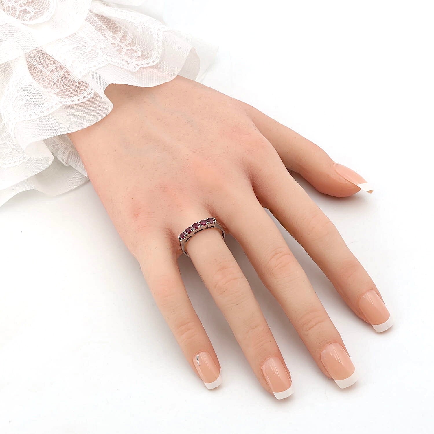 Ring in 585er Weißgold mit Rubinen, an einer künstlichen Hand