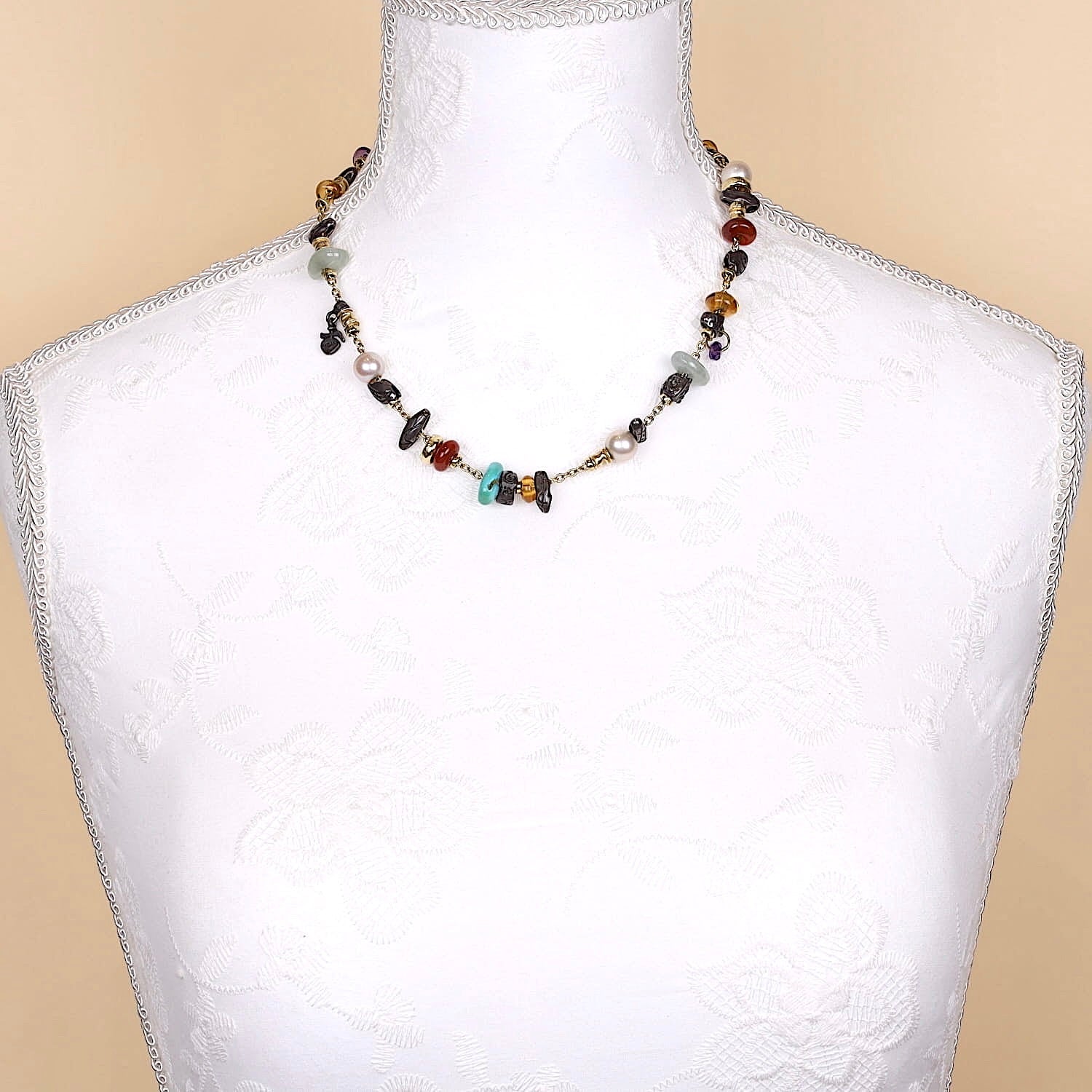 Misani Kette in 750er Gelbgold und 925er Silber mit bunten Edelsteinen und Perlen, an einer weißen Büste