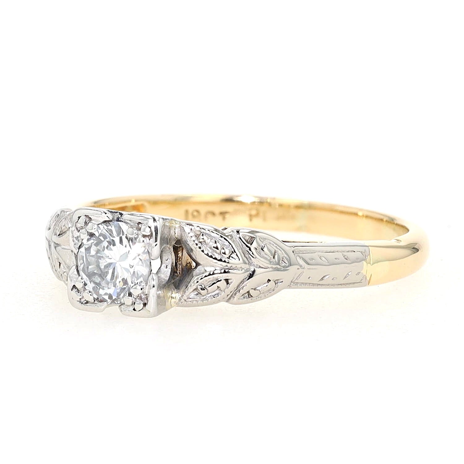 Engagement Ring in 750er Gelbgold mit einem Brillanten ca. 0,28 ct, liegend links gedreht