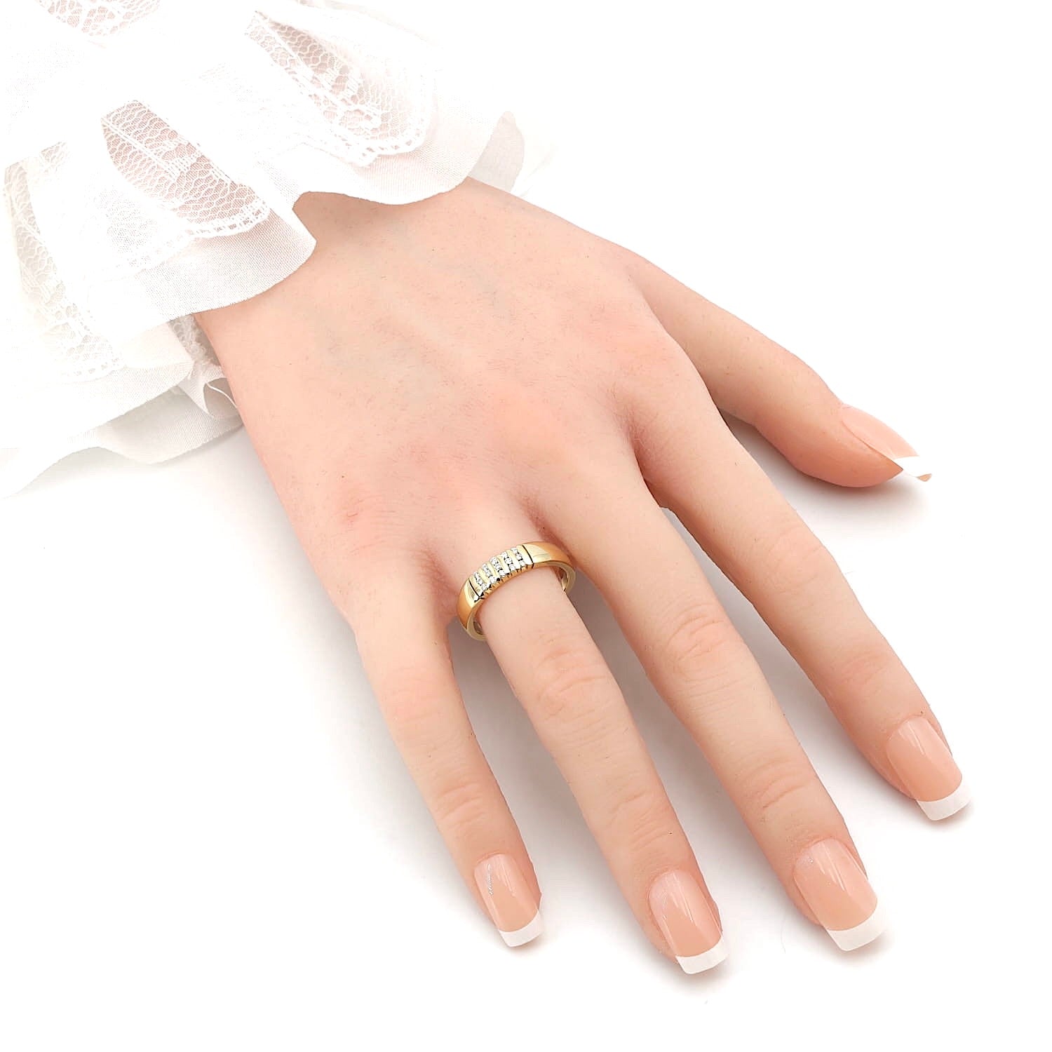 Ring in 585 yellow gold Brilliants, on an artificial hand