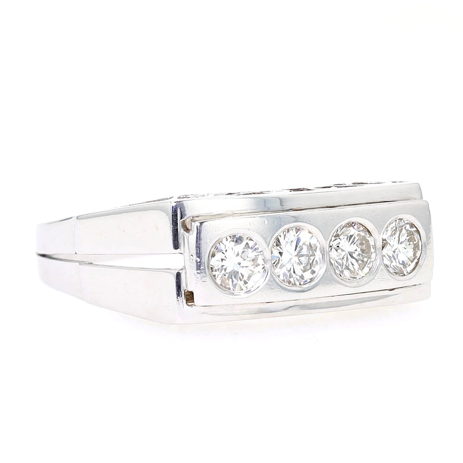 Ring in 750 white gold with a total of approx. 0.70 ct Brilliants , lying on the right