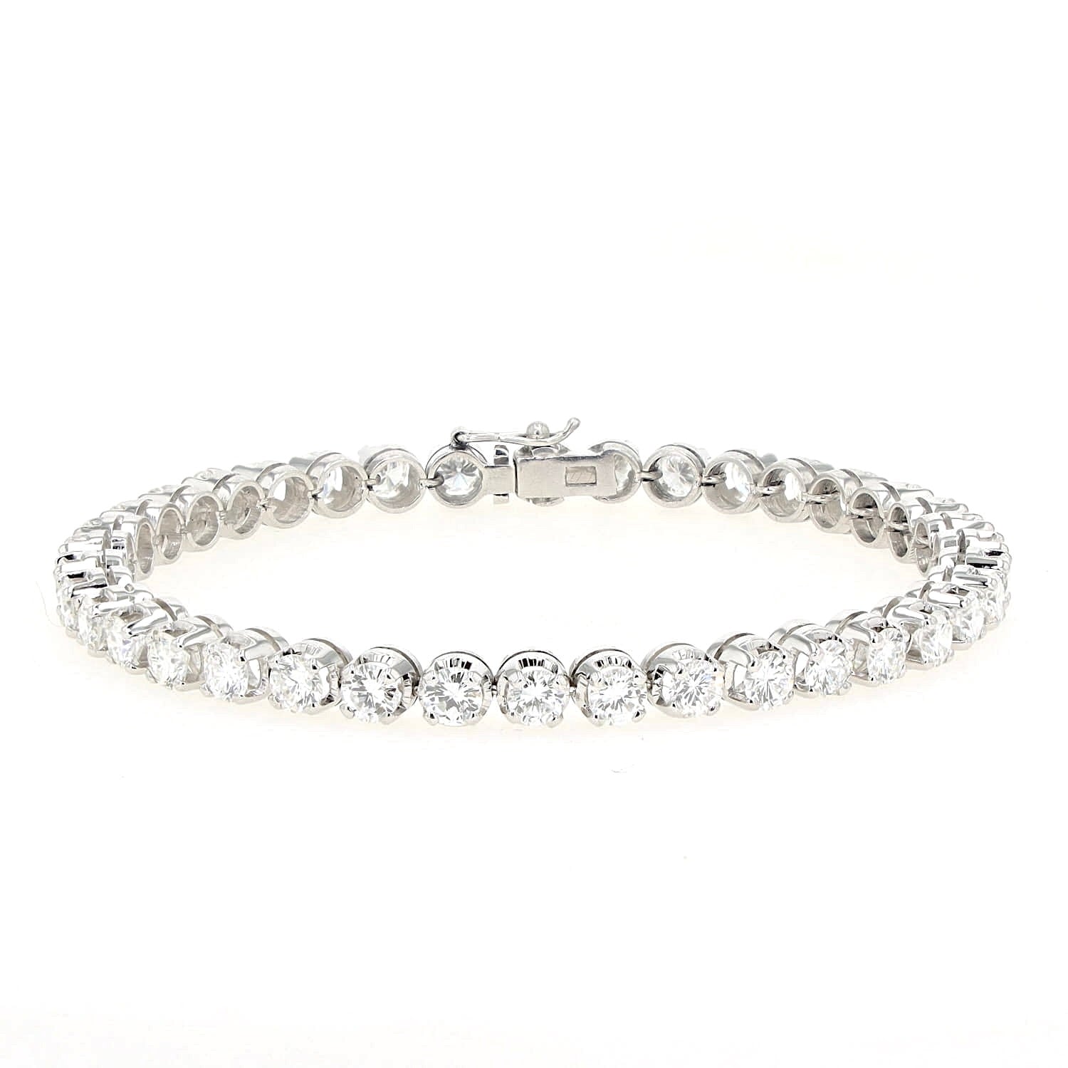 Luxuriöses Tennisarmband in 750er Weißgold mit insgesamt ca. 7,5 ct Brillanten, geschlossen frontal