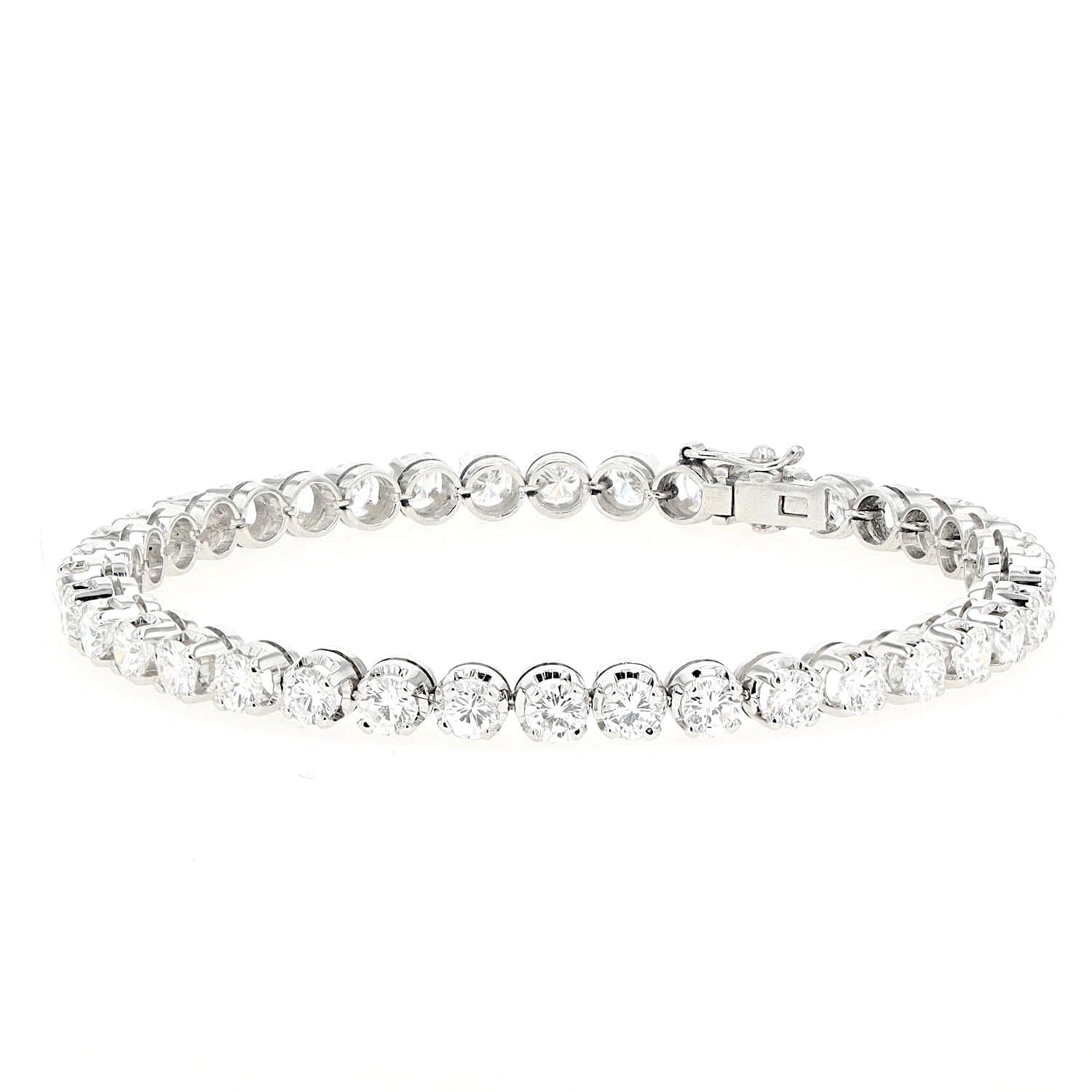 Luxuriöses Tennisarmband in 750er Weißgold mit insgesamt ca. 7,5 ct Brillanten, geschlossen frontal leicht links gedreht