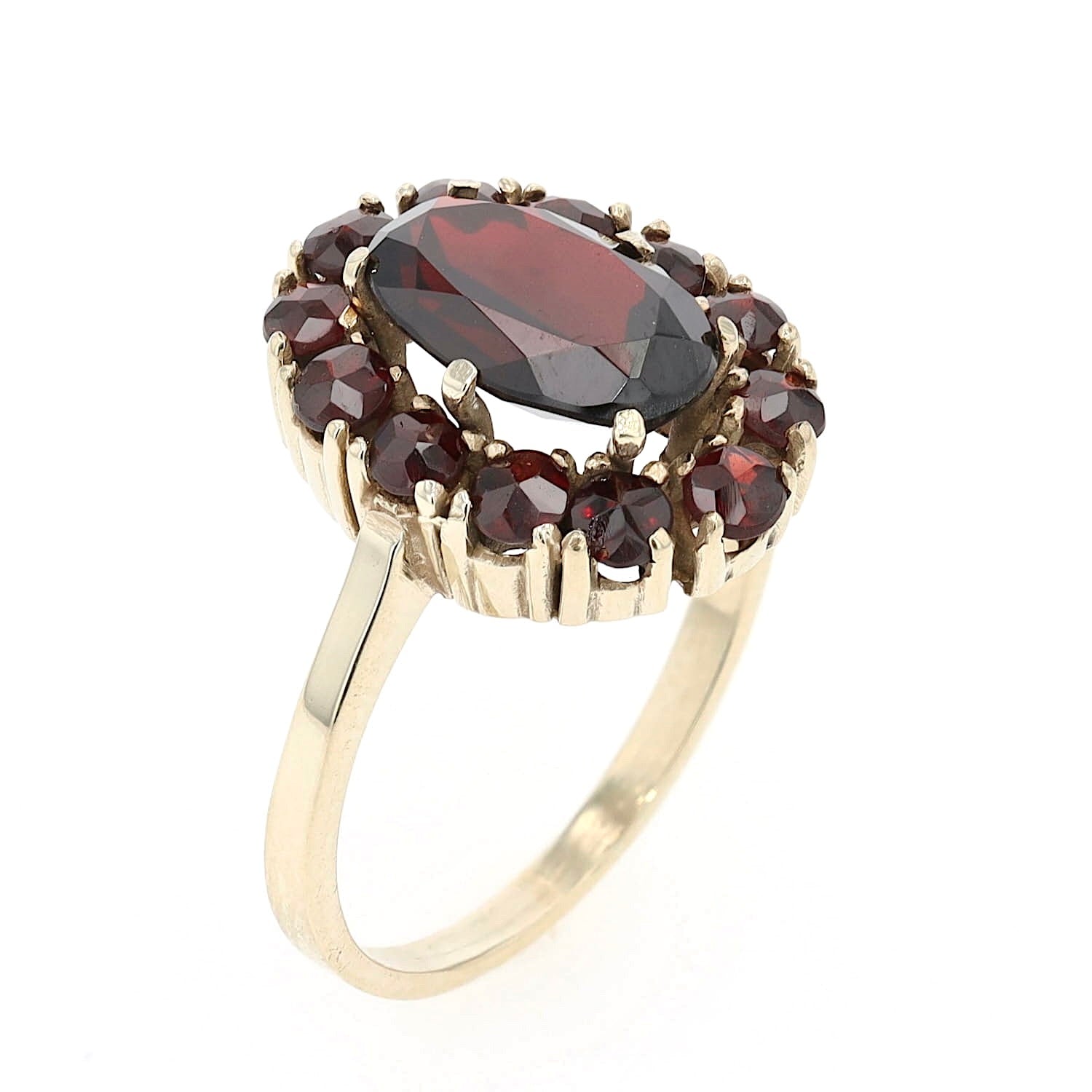 Garnet ring in 333 yellow gold, standing