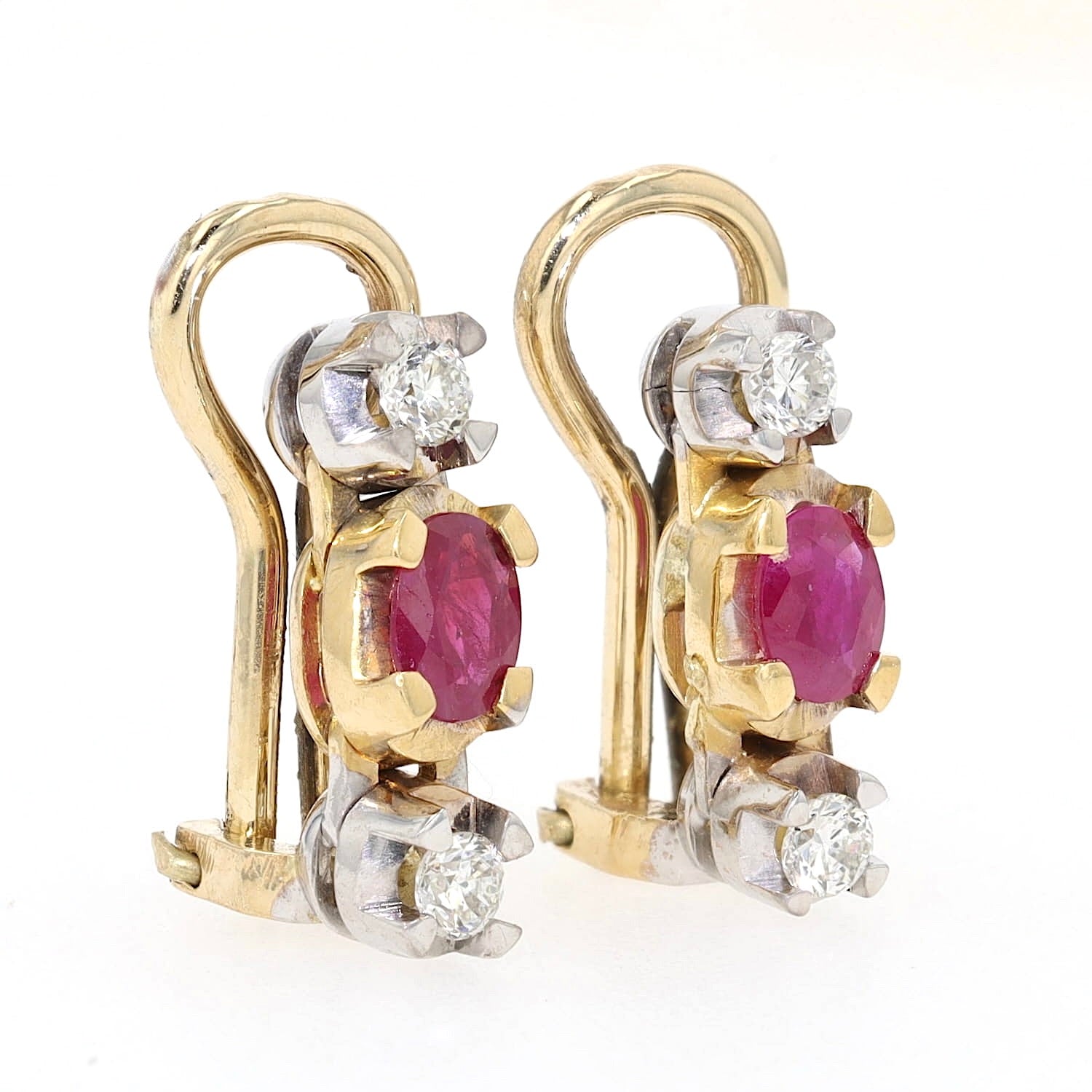 Paar Ohrclip in 585er Bicolor Gold mit je einem Rubin und Brillanten, stehend rechts gedreht