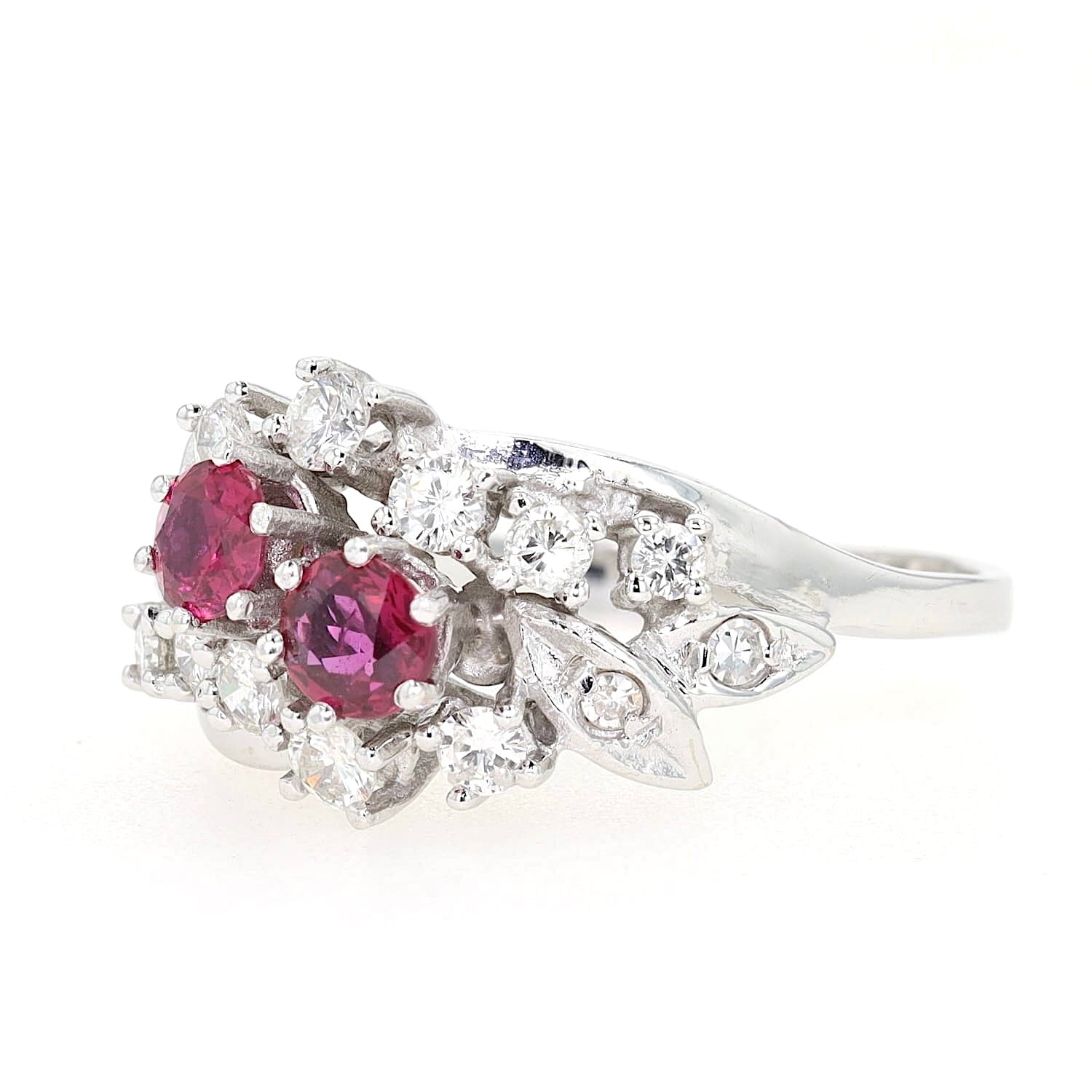 Cluster-Ring um 1970 in 585er Weißgold mit Rubinen und Diamanten, liegend links gedreht