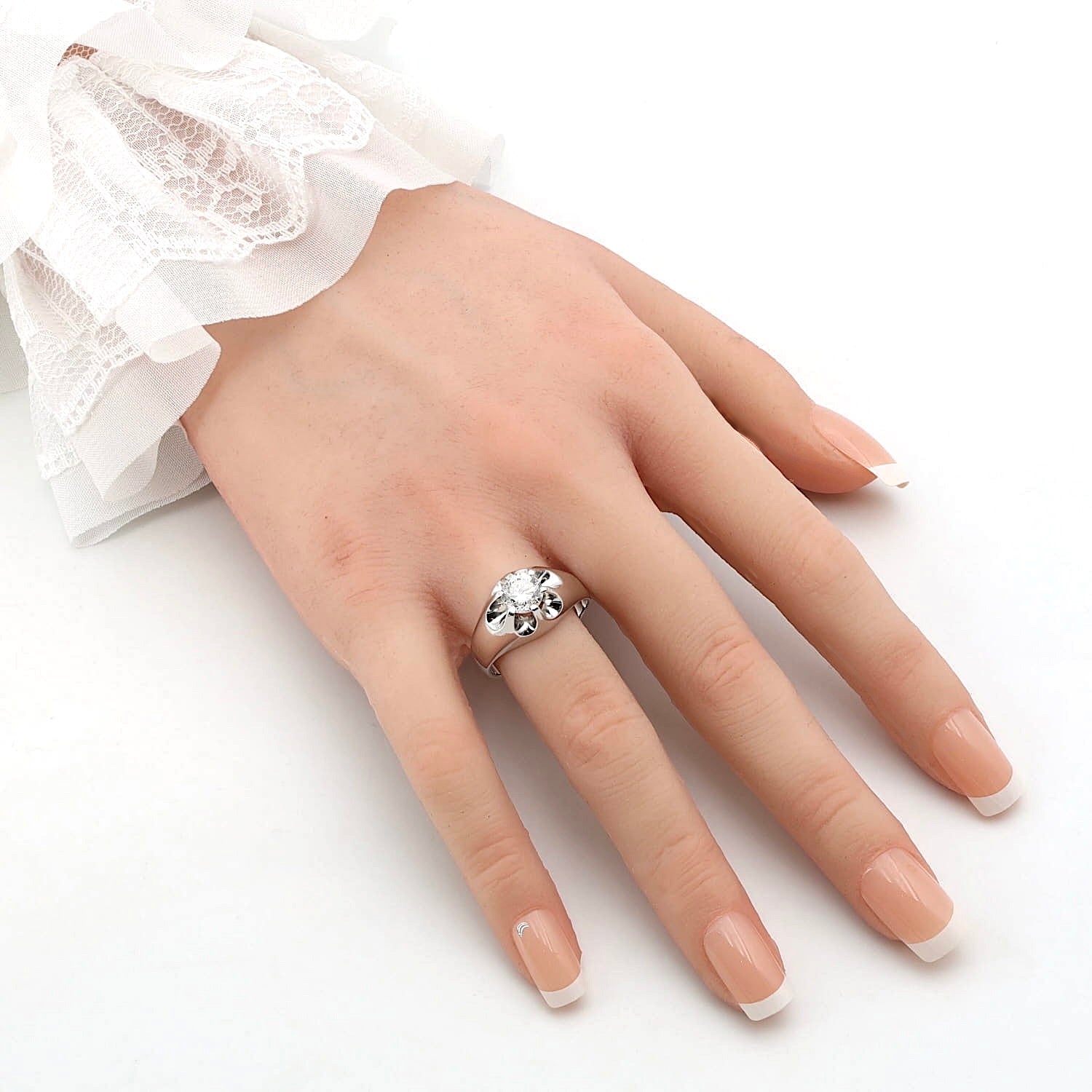Solitärring in 750er Weißgold mit einem Brillanten mit ca. 1,25 ct, an einer künstlichen Hand