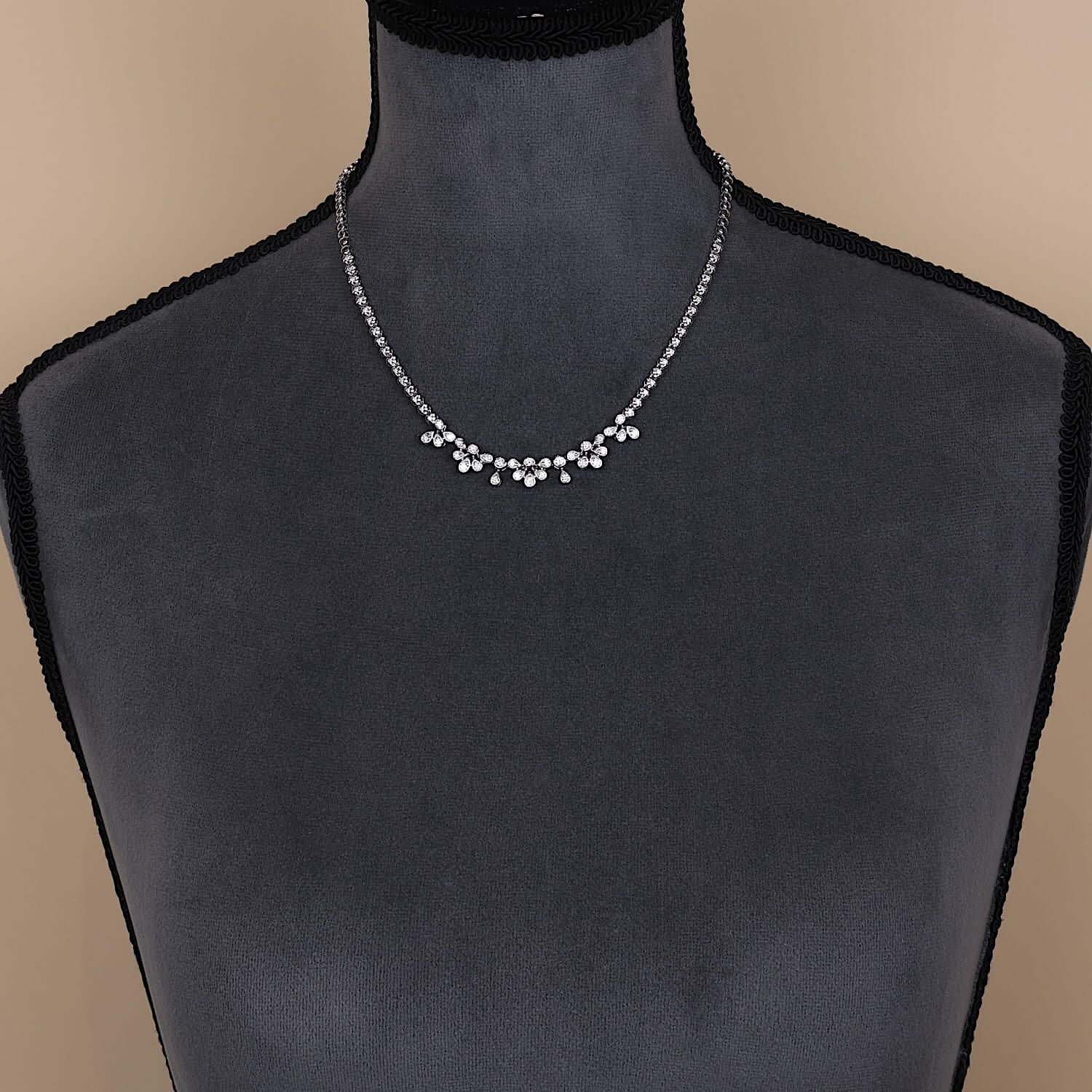 Necklace in 750 white gold with approx. 1.50 ct Brilliants, on a dark bust
