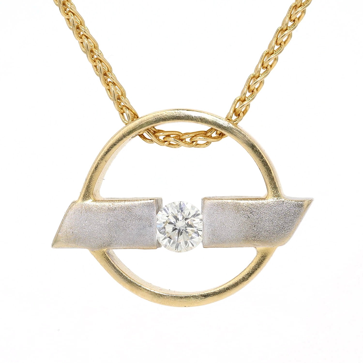 Kette in 750er Gelbgold mit einem Anhänger in 750er Gelb- und Weißgold mit einem Brillanten, hängend frontal Nahaufnahme Anhänger