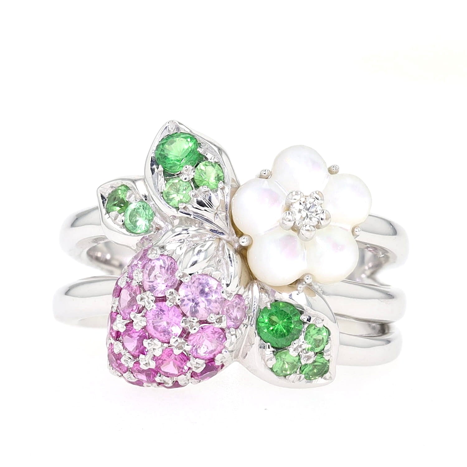 Tasaki Ring in 750er Weißgold mit Saphiren, Tsavorithen, Perlmutt und einem Brillanten, liegend frontal