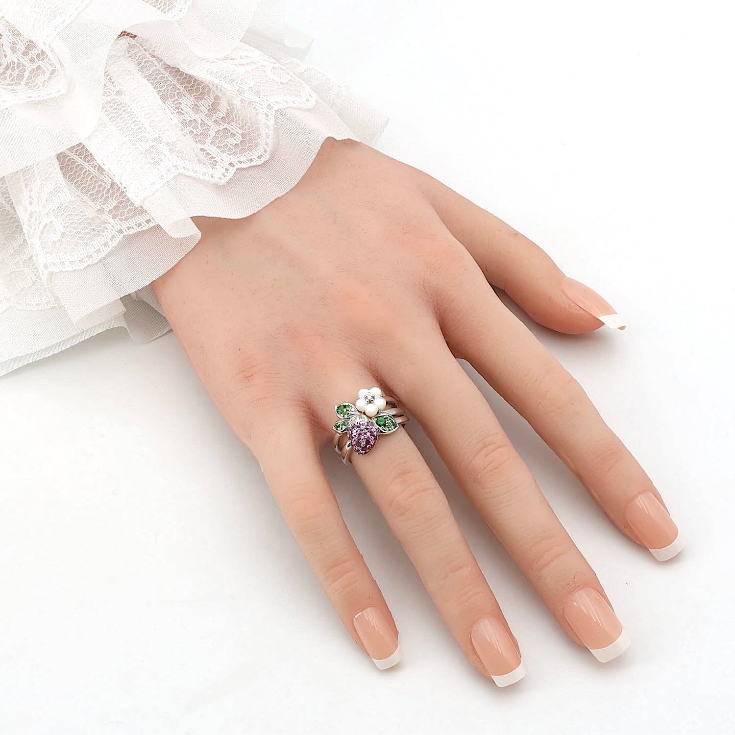 Tasaki Ring in 750er Weißgold mit Saphiren, Tsavorithen, Perlmutt und einem Brillanten, an einer künstlichen Hand