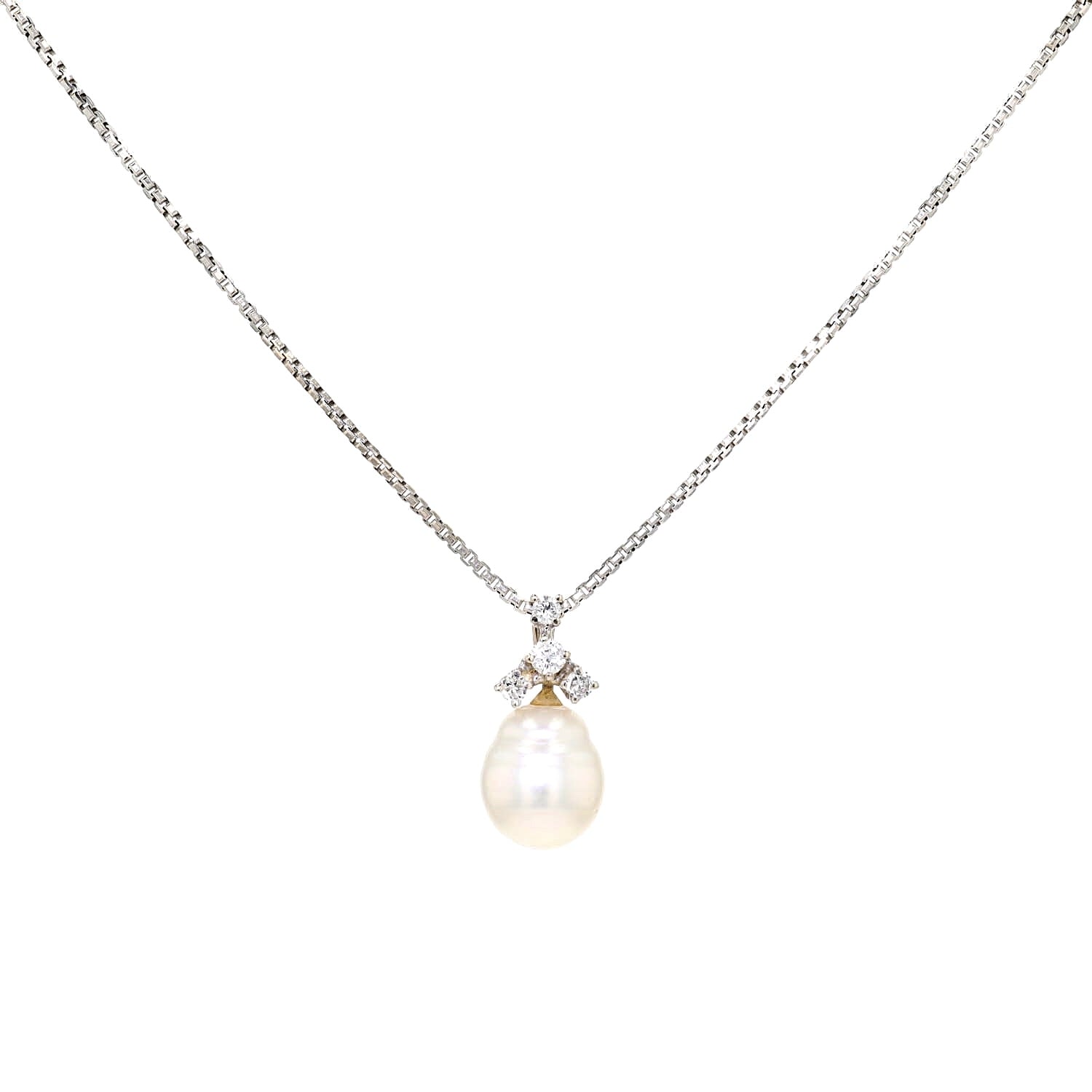 Chain with a pendant made of 585 white gold, one cultured pearl and diamonds