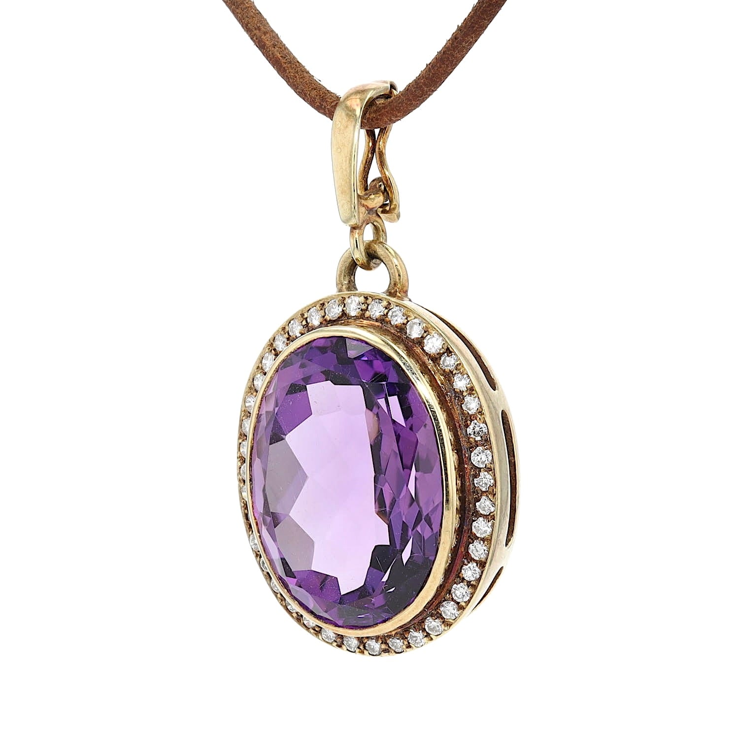 Vintage Anhänger in 585er Gelbgold mit einem großen Amethyst und Brillanten, hängend leicht links gedreht