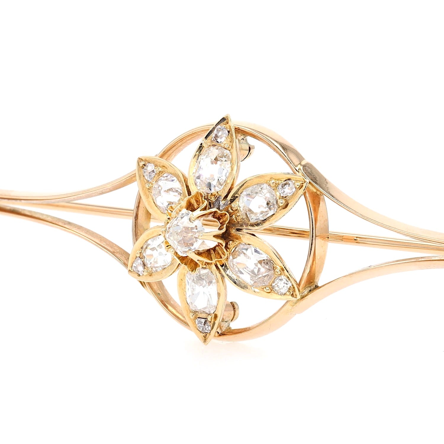 Belle Époque Brosche in 585er Rotgold mit insgesamt ca. 1,77 ct Diamanten, liegend links gedreht. Nahaufnahme Mittelstück