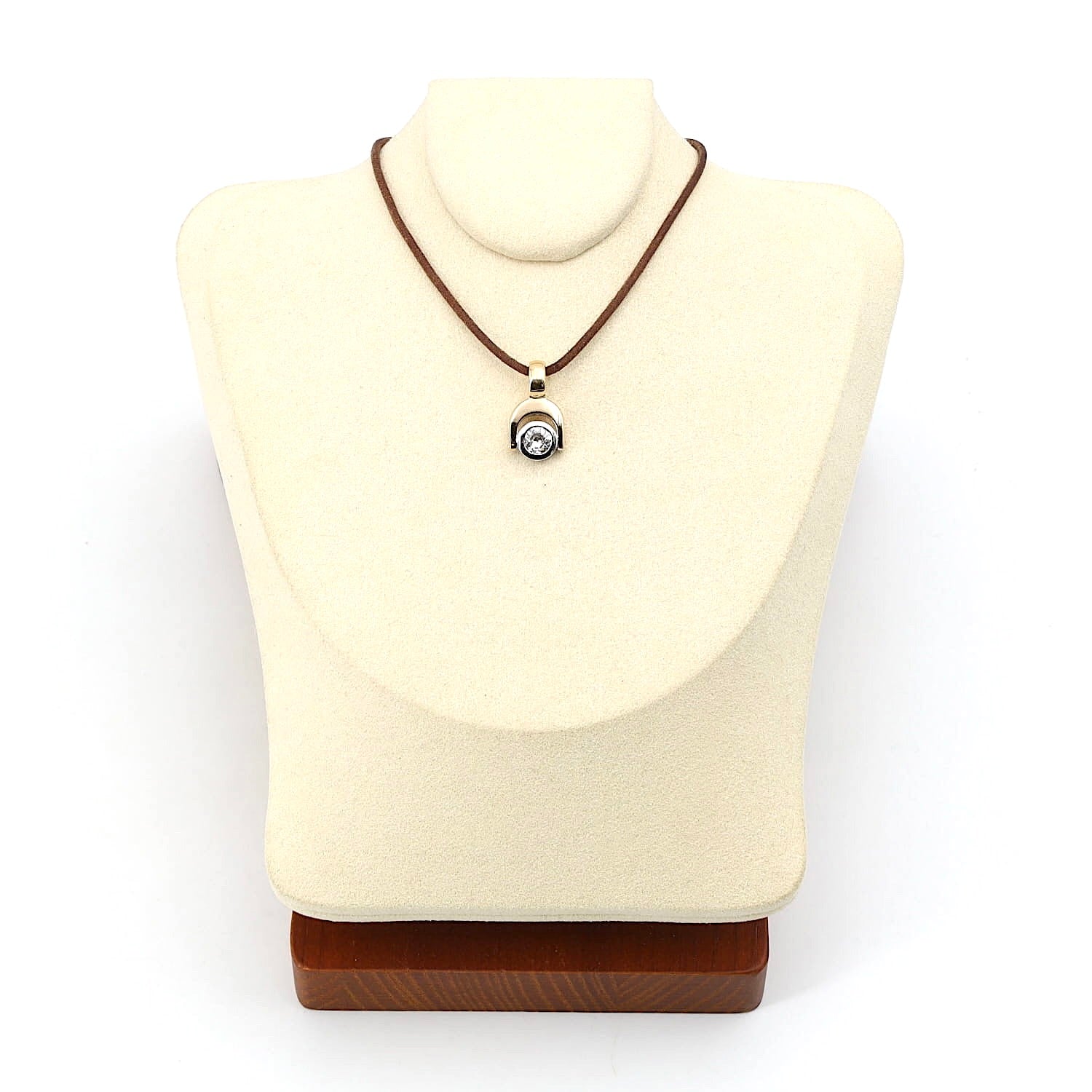 Anhänger in 750er Gelb- und Weißgold mit einem ca. 0,50 ct Diamanten im Altschliff, an einer hellen Büste