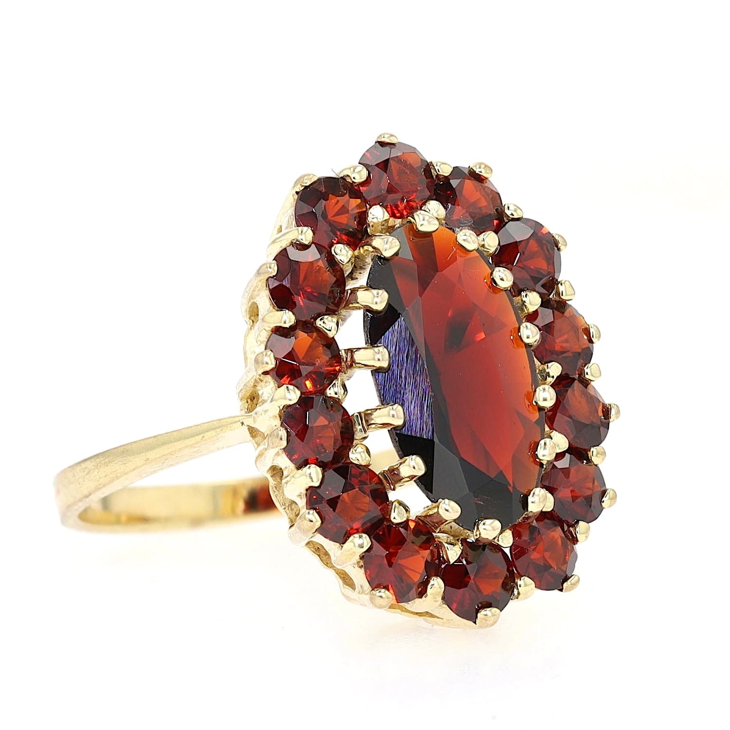 Garnet ring in 333 yellow gold, turned lying on the right