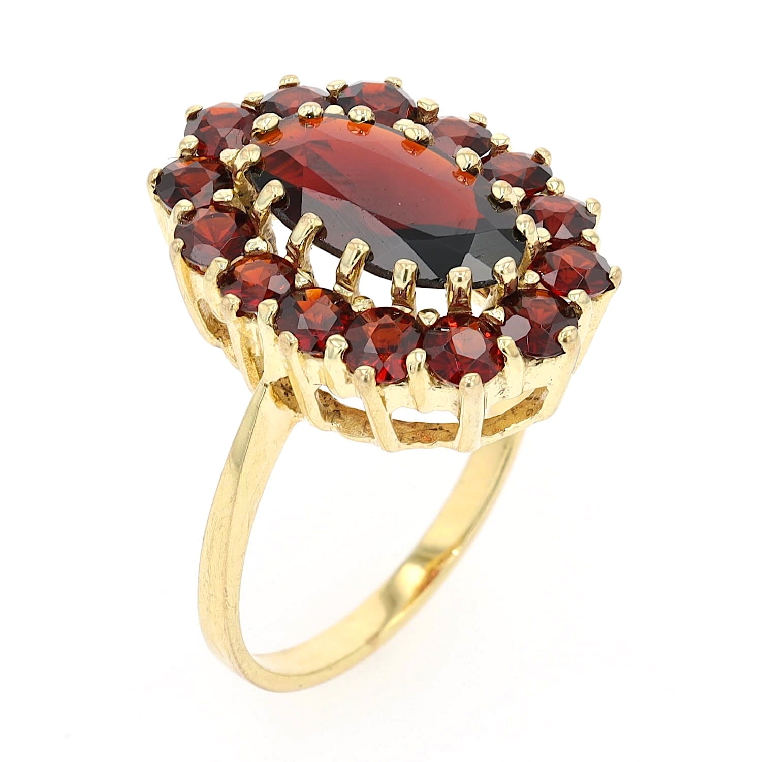Garnet ring in 333 yellow gold, standing