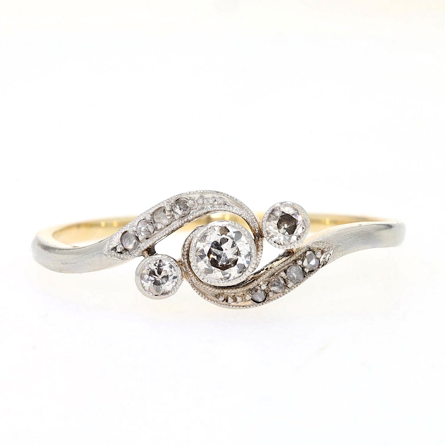 Jugendstil Ring in 585er Gelbgold mit Diamanten und Platin , liegend frontal