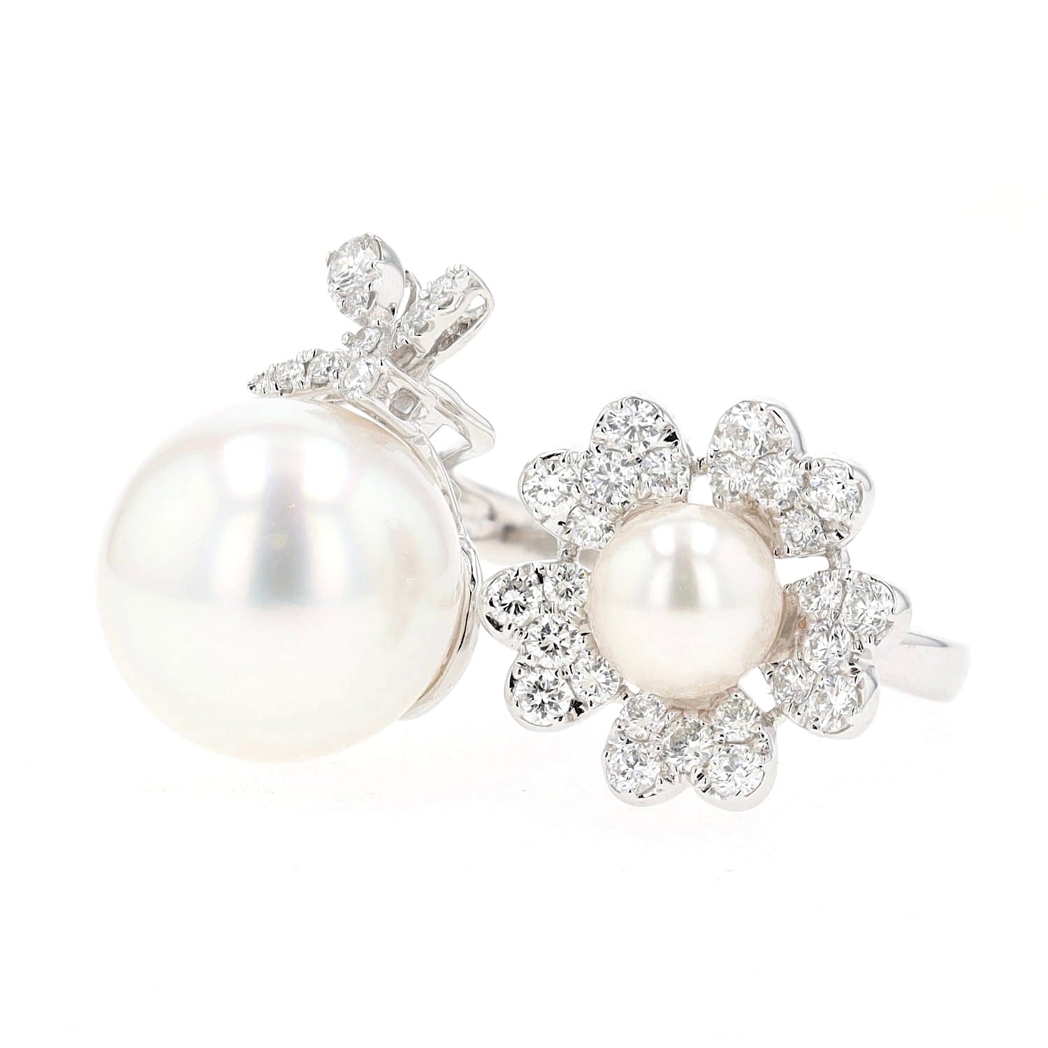 Cocktail-Ring in 750er Weißgold mit Brillanten, einer Südsee-Zuchtperle und einer Akoya-Zuchtperle, liegend frontal