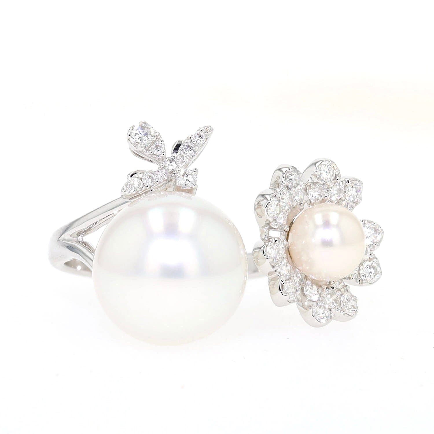 Cocktail-Ring in 750er Weißgold mit Brillanten, einer Südsee-Zuchtperle und einer Akoya-Zuchtperle, liegend rechts gedreht