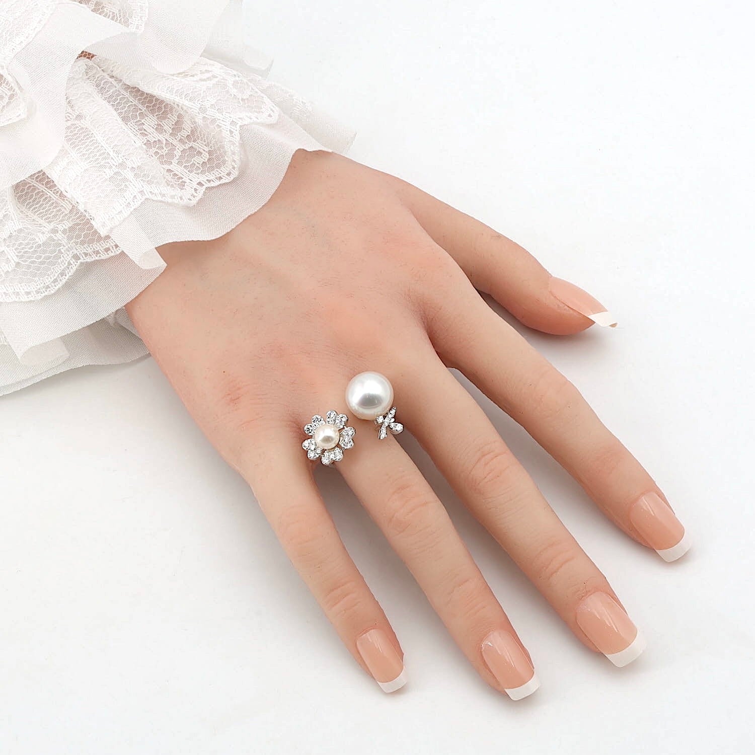 Cocktail-Ring in 750er Weißgold mit Brillanten, einer Südsee-Zuchtperle und einer Akoya-Zuchtperle, an einer künstlichen Hand