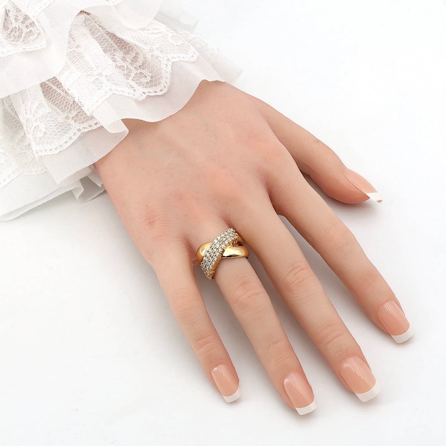 Ring in 18 kt Gelbgold mit Brillanten gesamt ca.0,98 ct, an einer künstlichen Hand