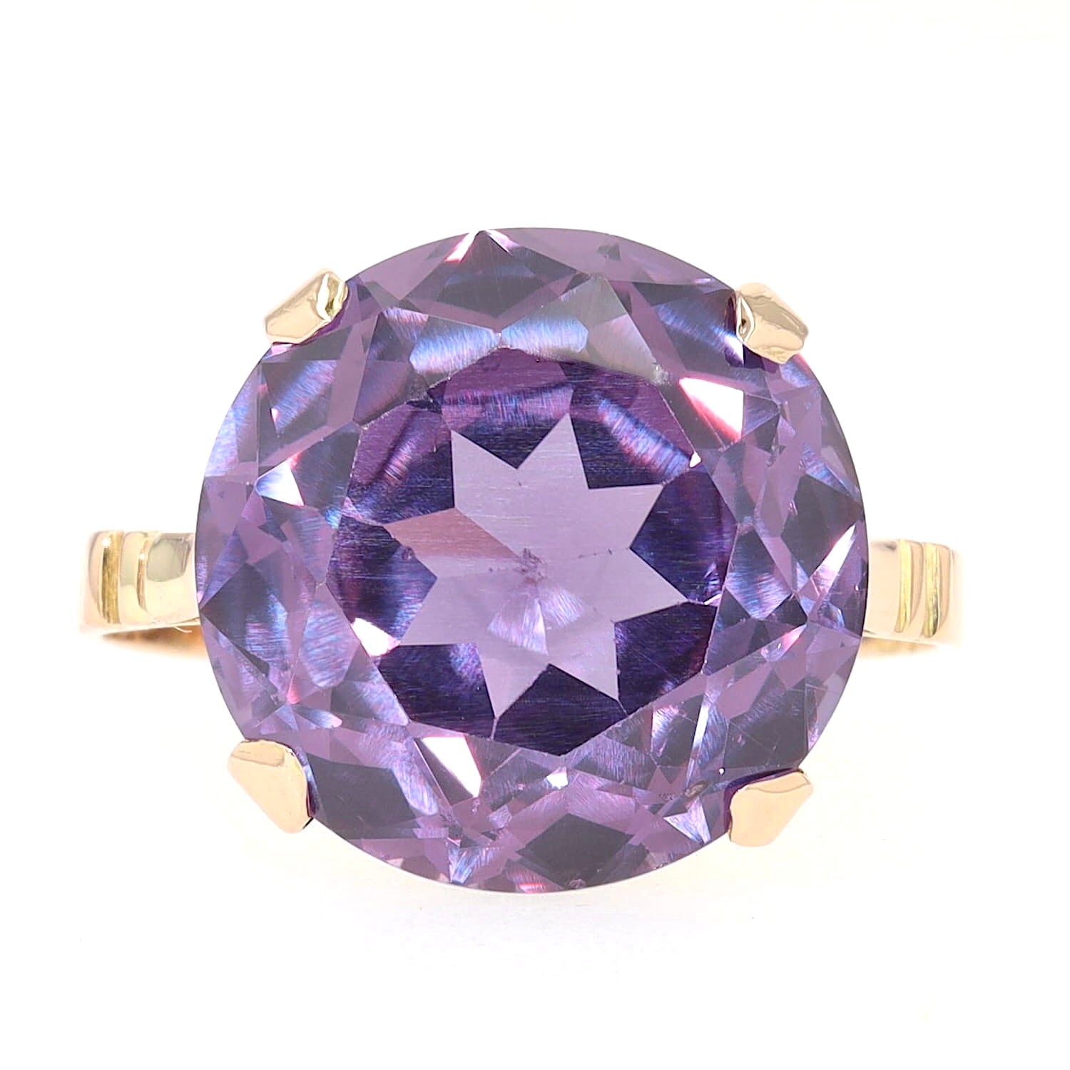 Ring in 585er Gelbgold mit einem Farbwechselnden synth. Saphir, liegend frontal