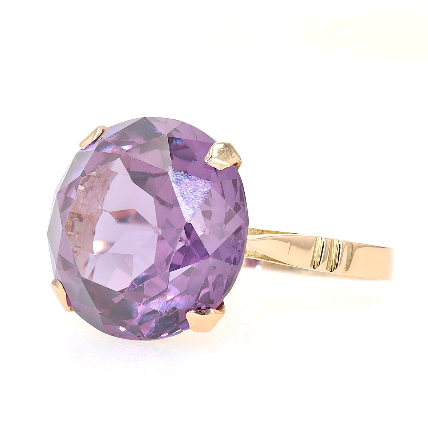 Ring in 585 yellow gold with a color-changing synthetic sapphire, turned left