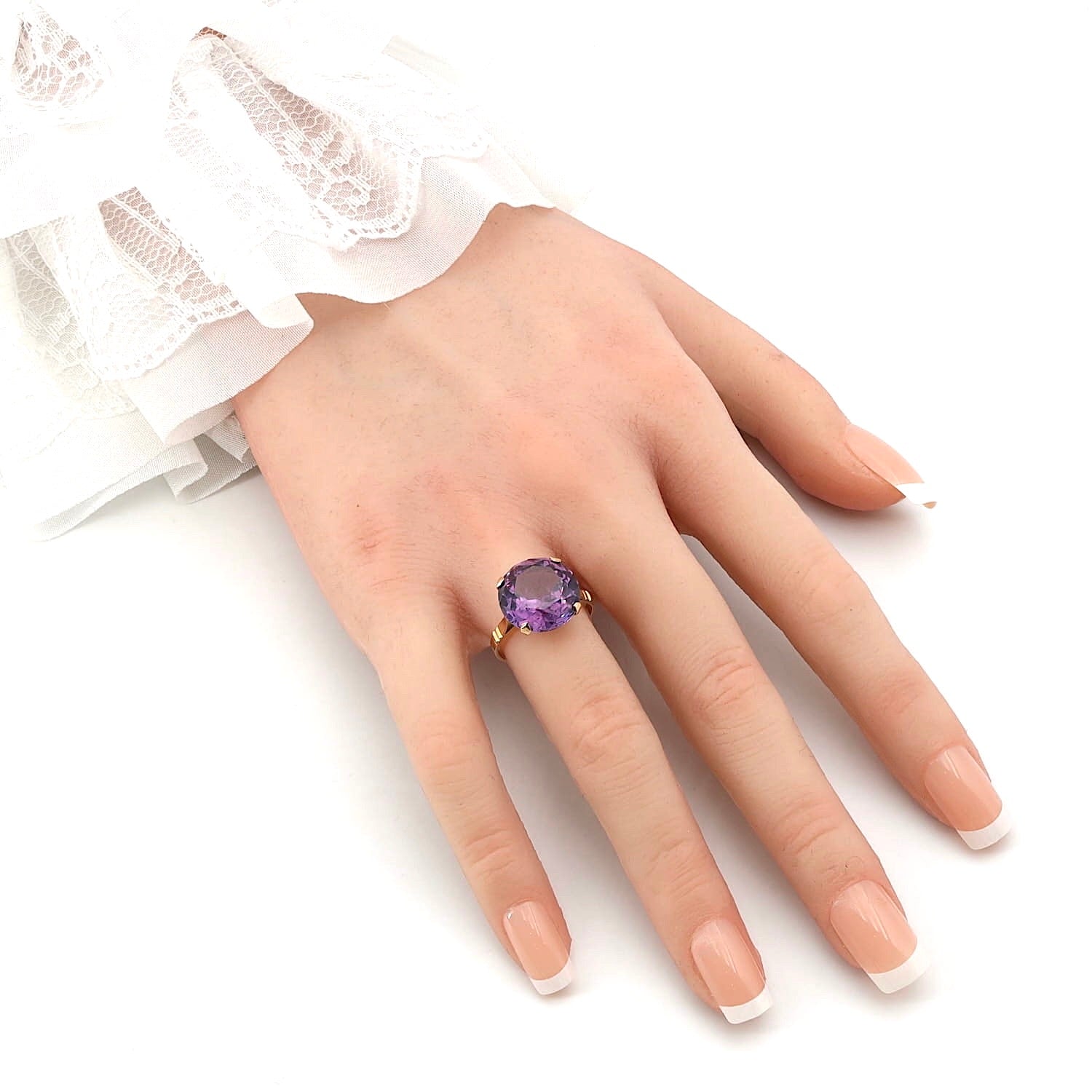 Ring in 585er Gelbgold mit einem Farbwechselnden synth. Saphir, an einer künstlichen Hand