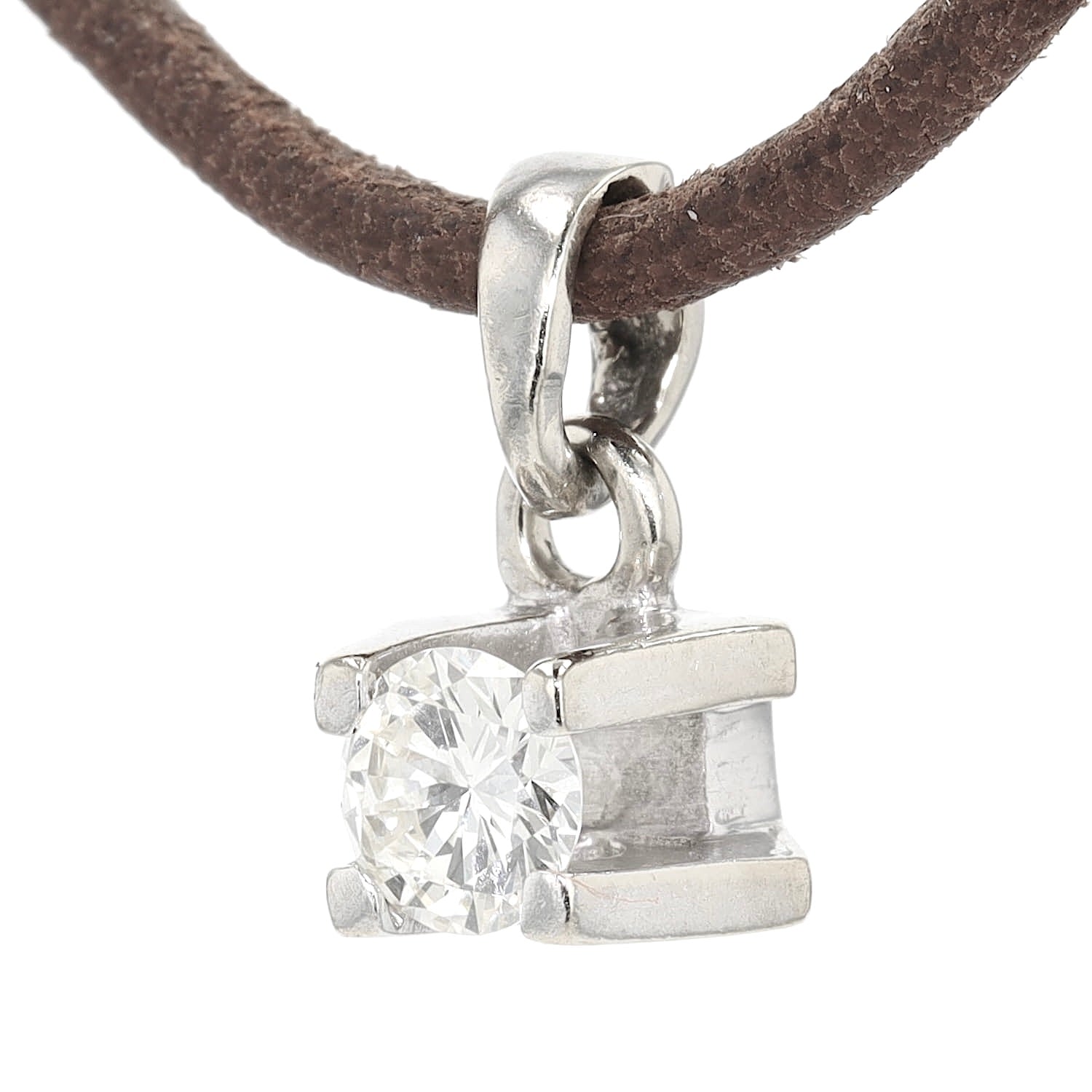 Kleiner Anhänger in 585er Weißgold mit einem 0,22 ct Brillanten, hängend links gedreht