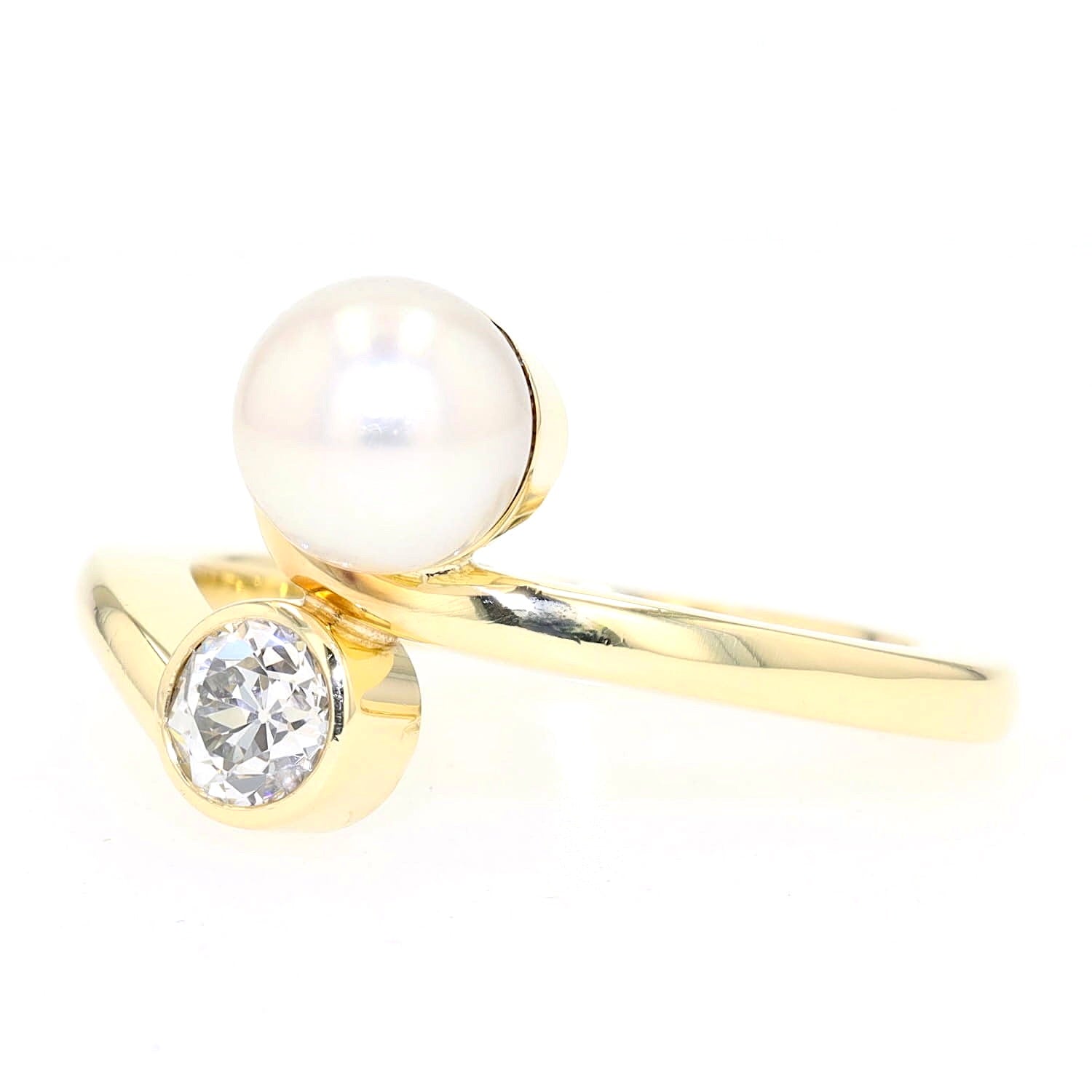 Ring in 585er Gelbgold mit einem Diamanten im Altschliff und einer Zuchtperle, liegend leicht links gedreht