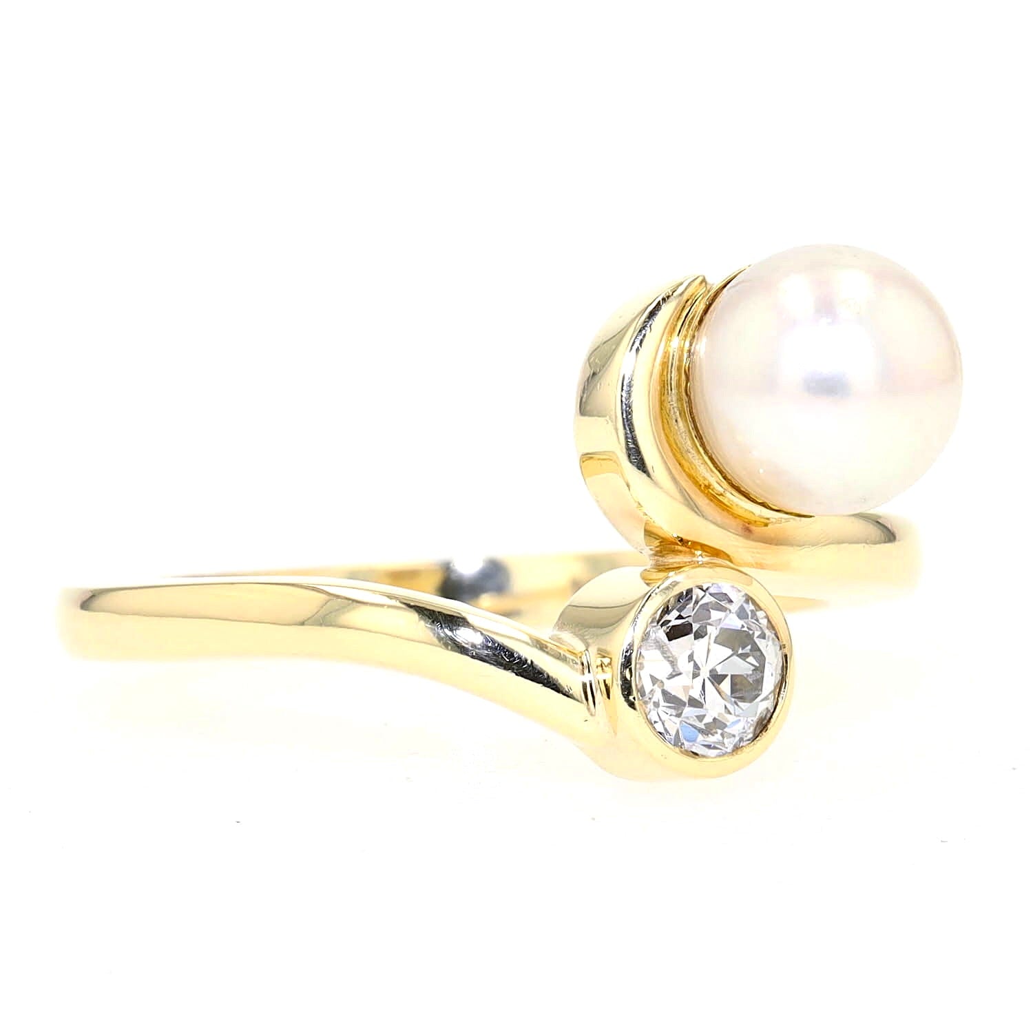 Ring in 585er Gelbgold mit einem Diamanten im Altschliff und einer Zuchtperle, liegend leicht rechts gedreht