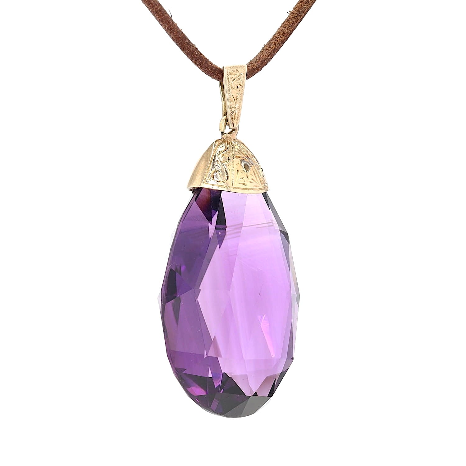 Pendant with a large amethyst and a setting made of approx. 375 yellow gold, hanging turned to the right