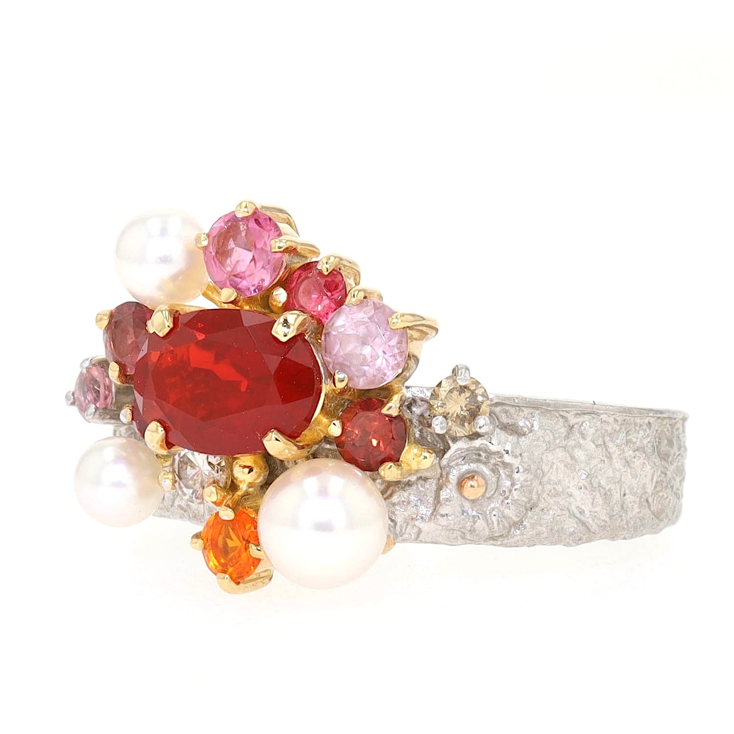 Ring in 750er Weißgold mit Feueropalen, Zuchtperlen, Brillanten, Turmalinen und einem synth. Spinell, liegend links gedreht