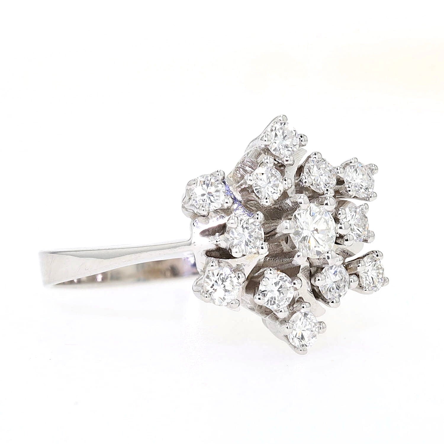 Cluster-Ring in 585er Weißgold mit ca. 0,7 ct Brillanten, liegend links gedreht