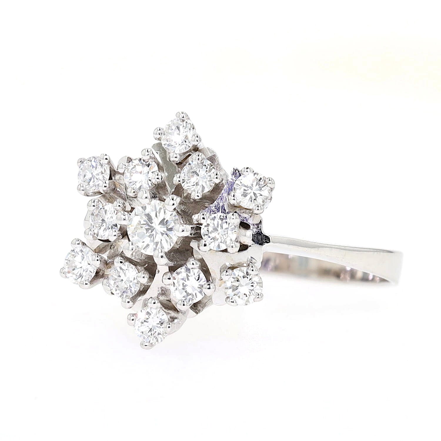 Cluster-Ring in 585er Weißgold mit ca. 0,7 ct Brillanten, liegend rechts gedreht