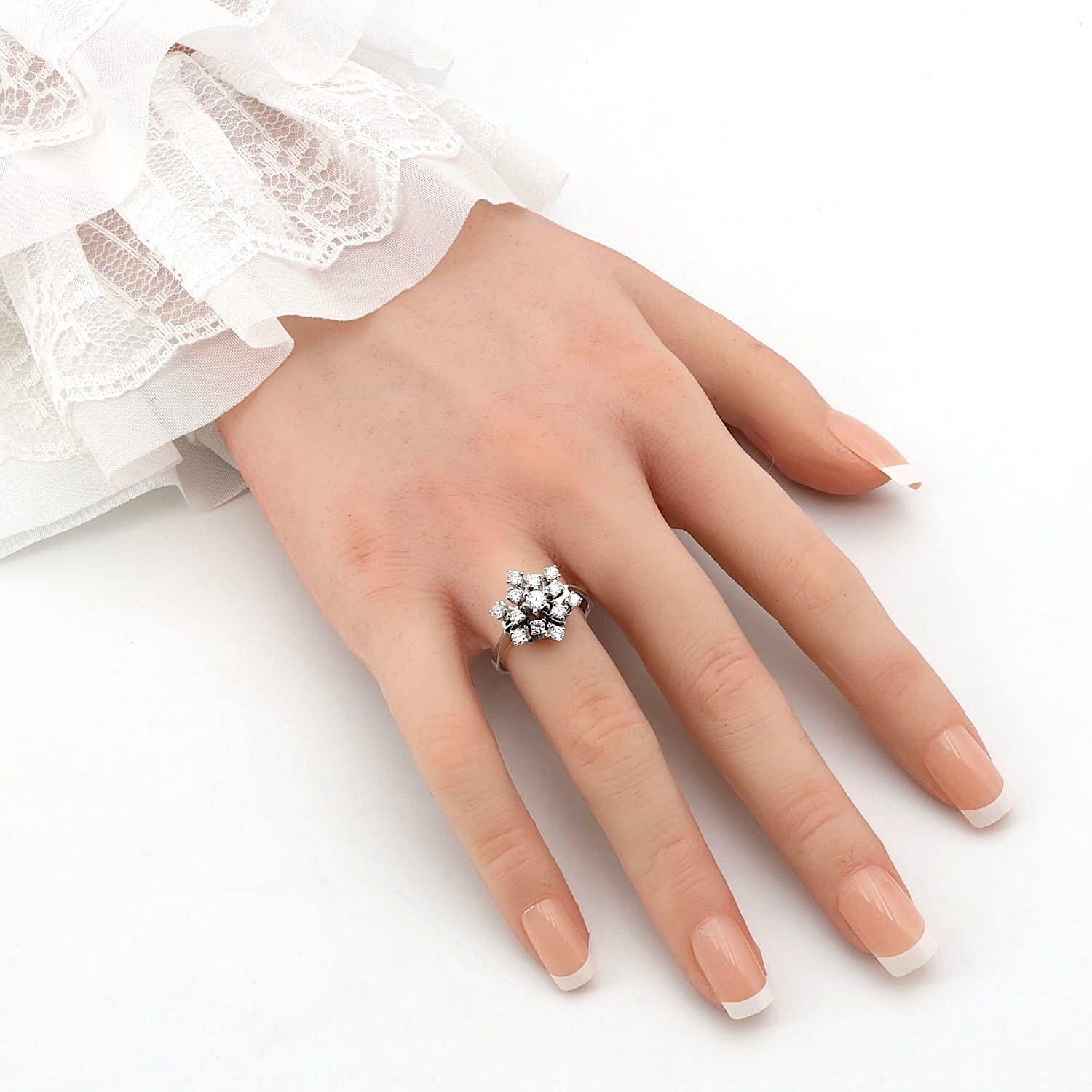 Cluster-Ring in 585er Weißgold mit ca. 0,7 ct Brillanten, an einer künstlichen Hand