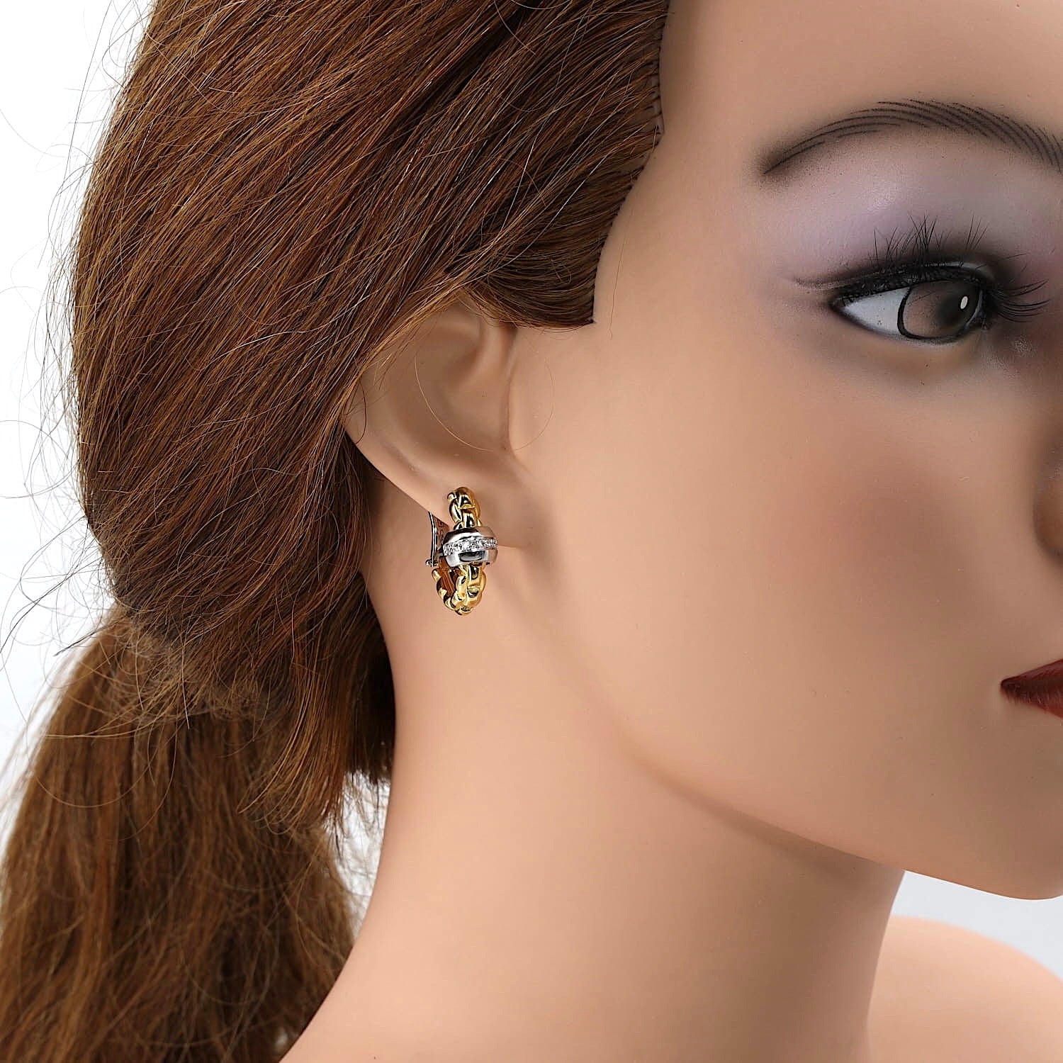 Fope Eka Flex`it Kreolen in 750er Gelbgold mit einer Ronde in Weißgold mit Brillanten, eilend am Ohr einer Puppe