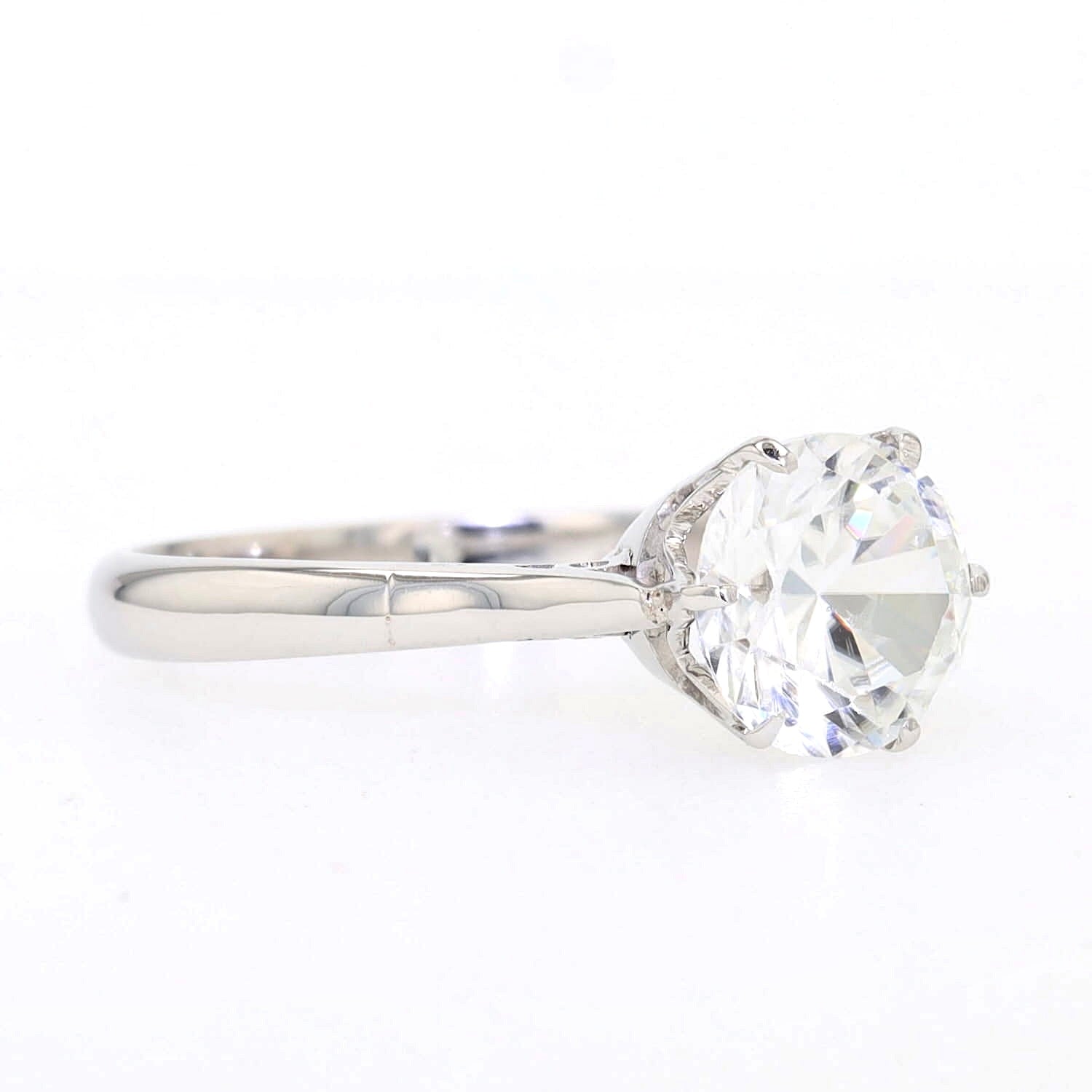 Ring in 18kt white gold with a white natural zircon, turned lying on the right