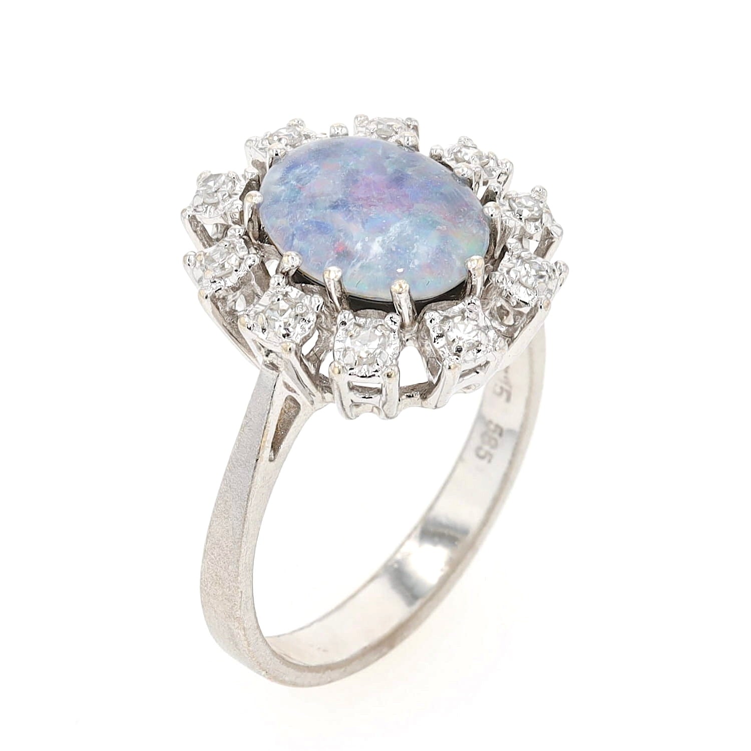 Ring in 585 white gold with an opal triplet and diamonds, standing