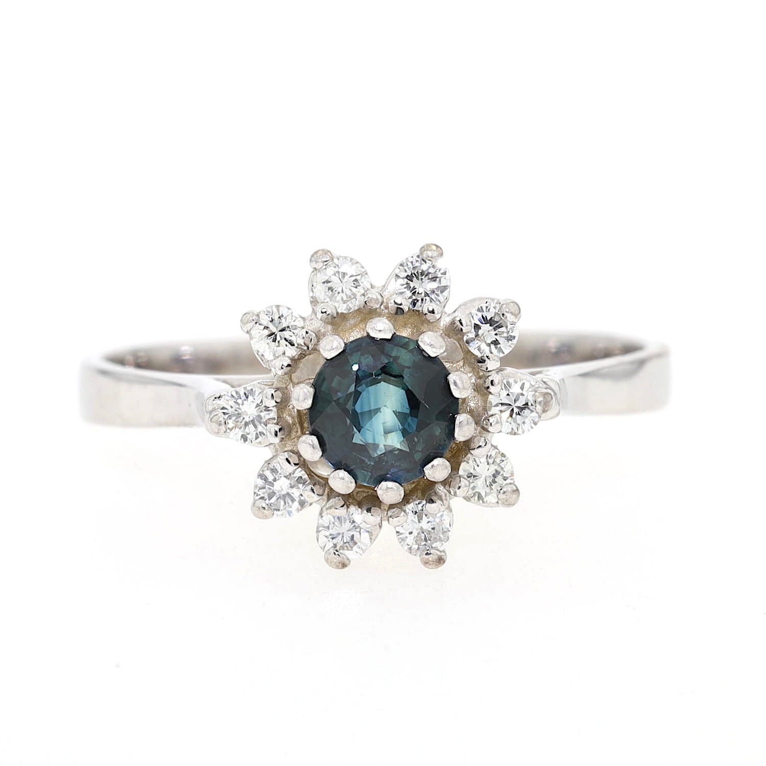 Entourage ring in 585 white gold with a blue sapphire and Brilliants, lying frontally
