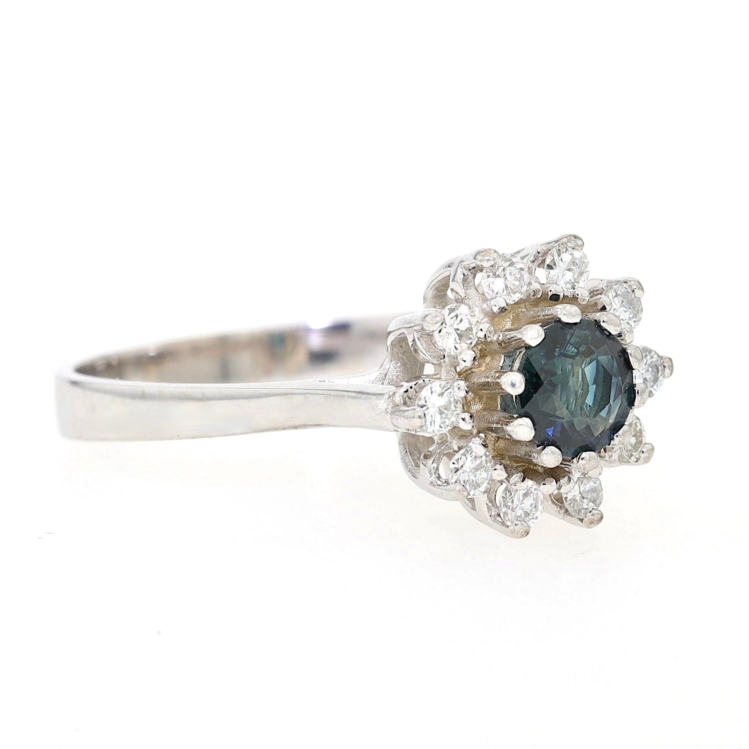 Entourage ring in 585 white gold with a blue sapphire and Brilliants, lying on the right