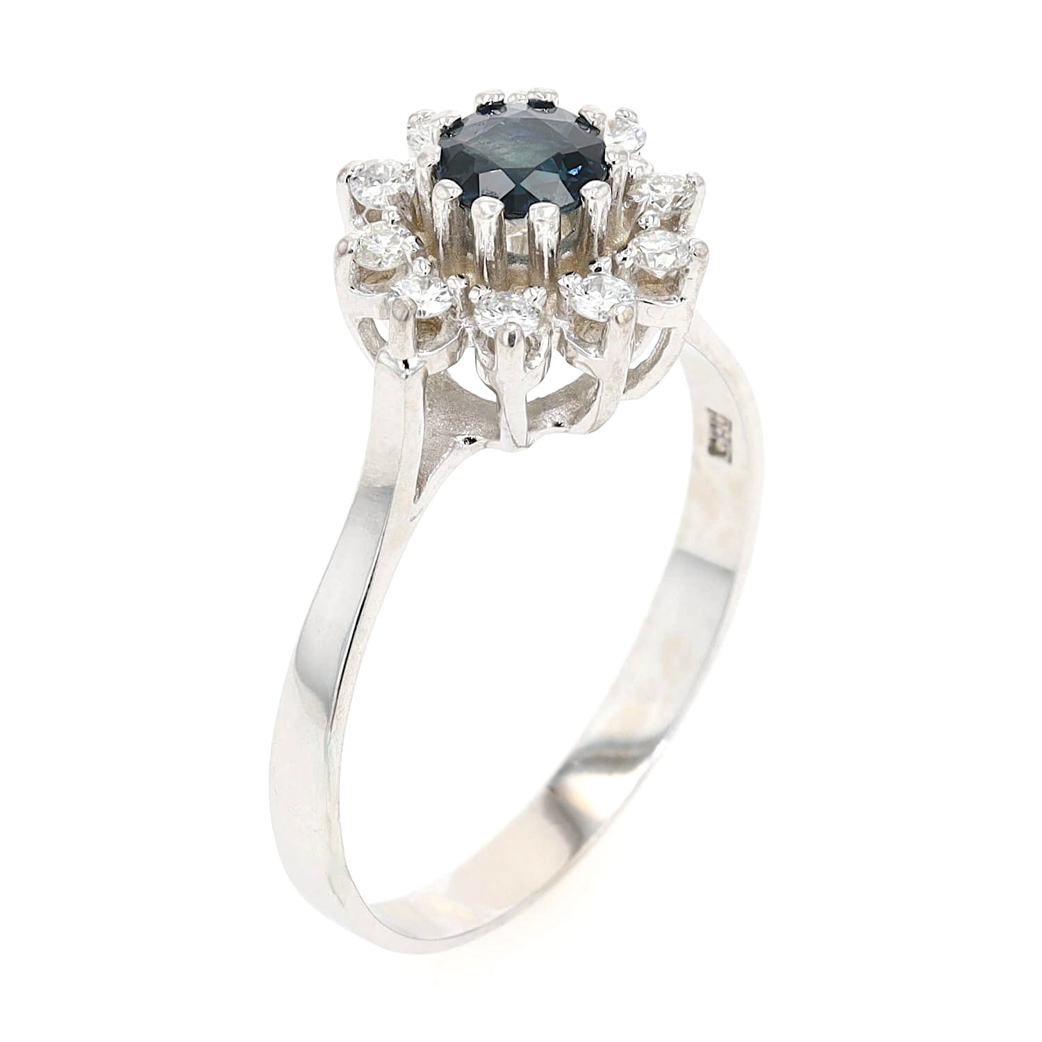 Entourage ring in 585 white gold with a blue sapphire and Brilliants, standing