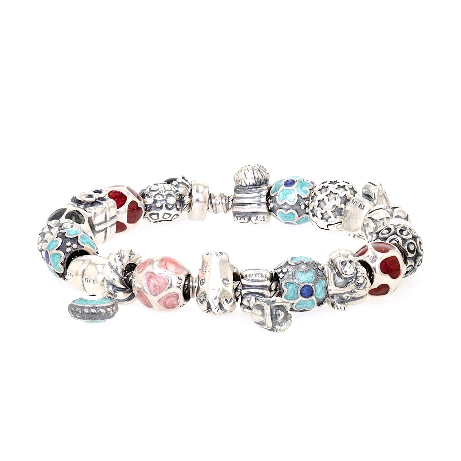 Armband in 925er Silber mit 21 Charms davon 19 Charms von Pandora, liegend links gedreht