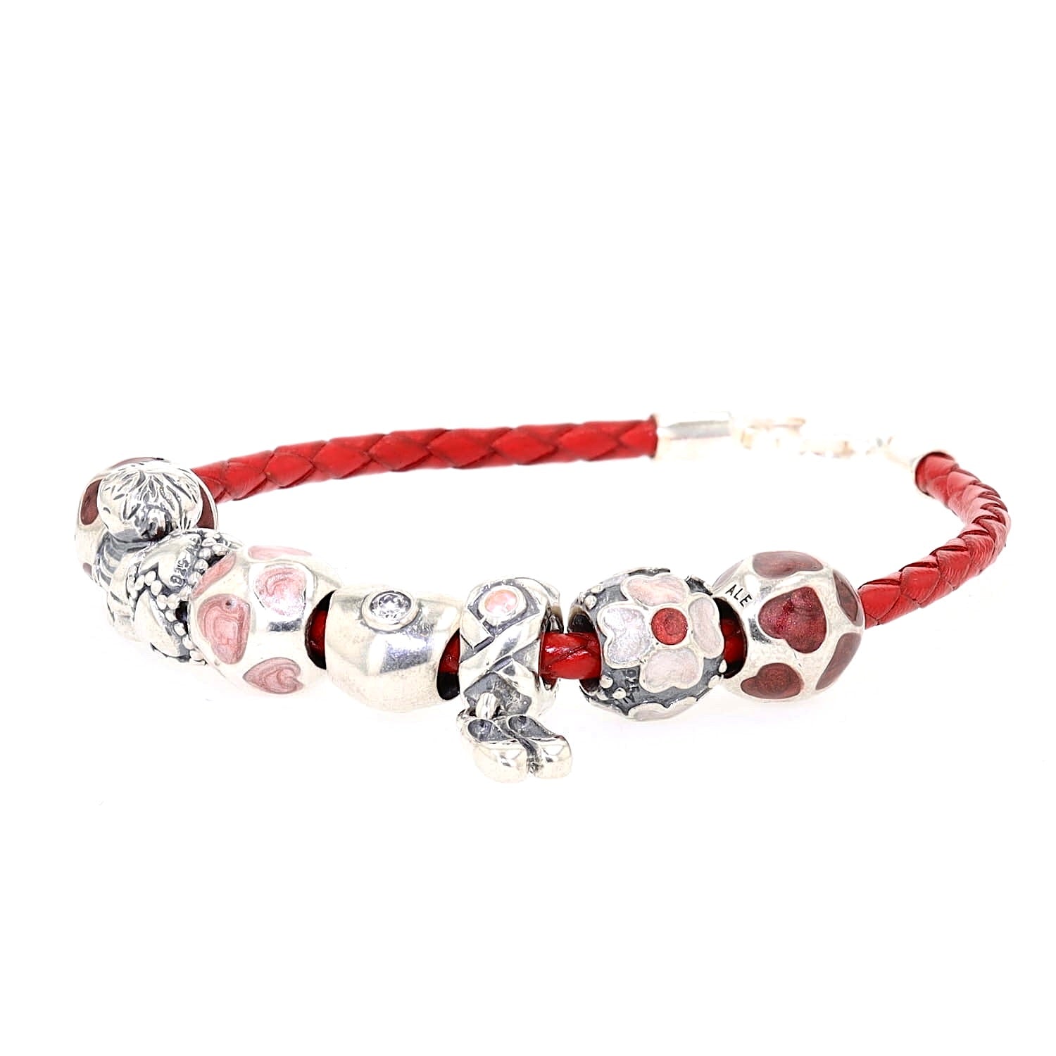 Rotes Lederarmband mit 8 Charms von Pandora, liegend links gedreht