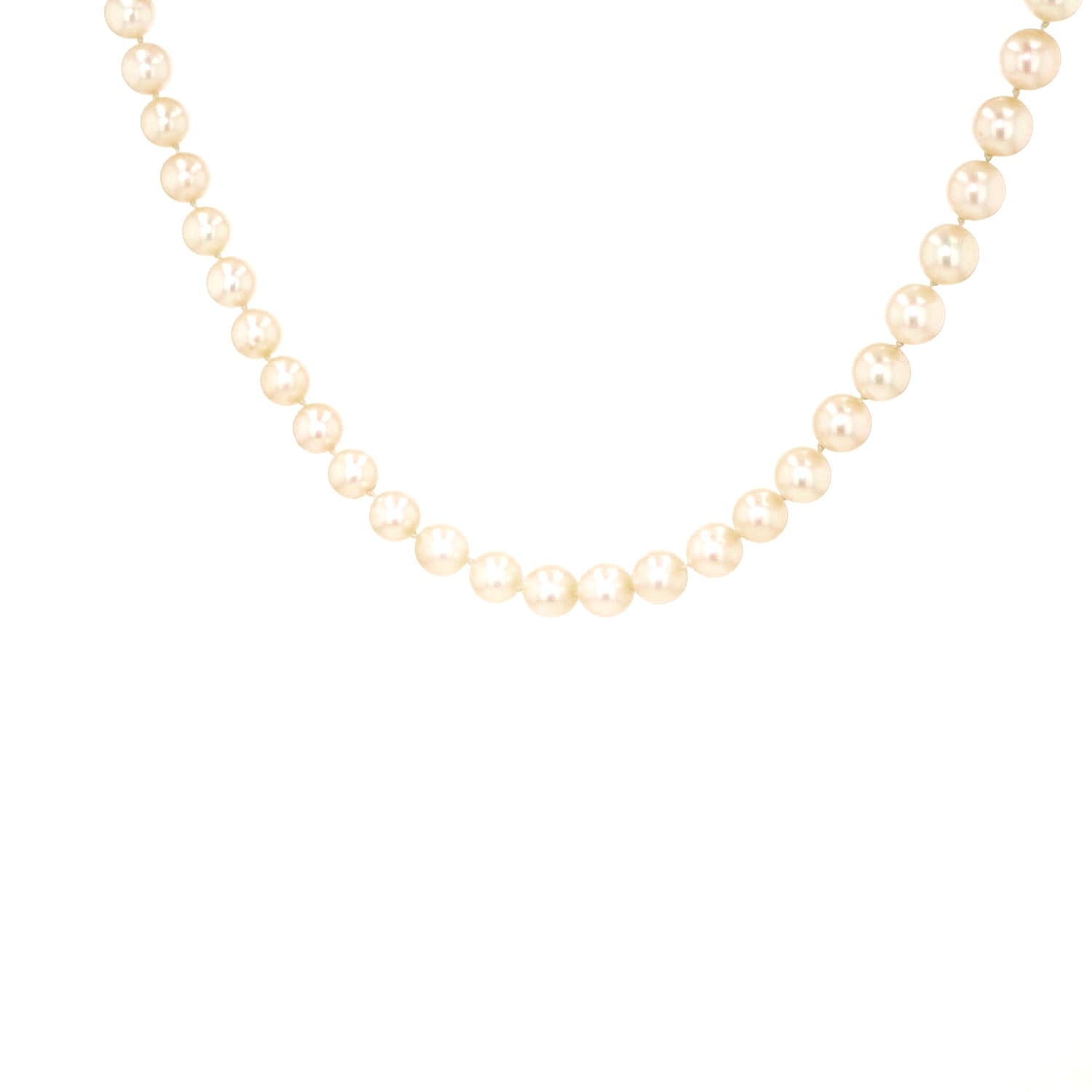 Cultured pearl necklace with a lock made of 585 white gold, hanging slightly turned to the left