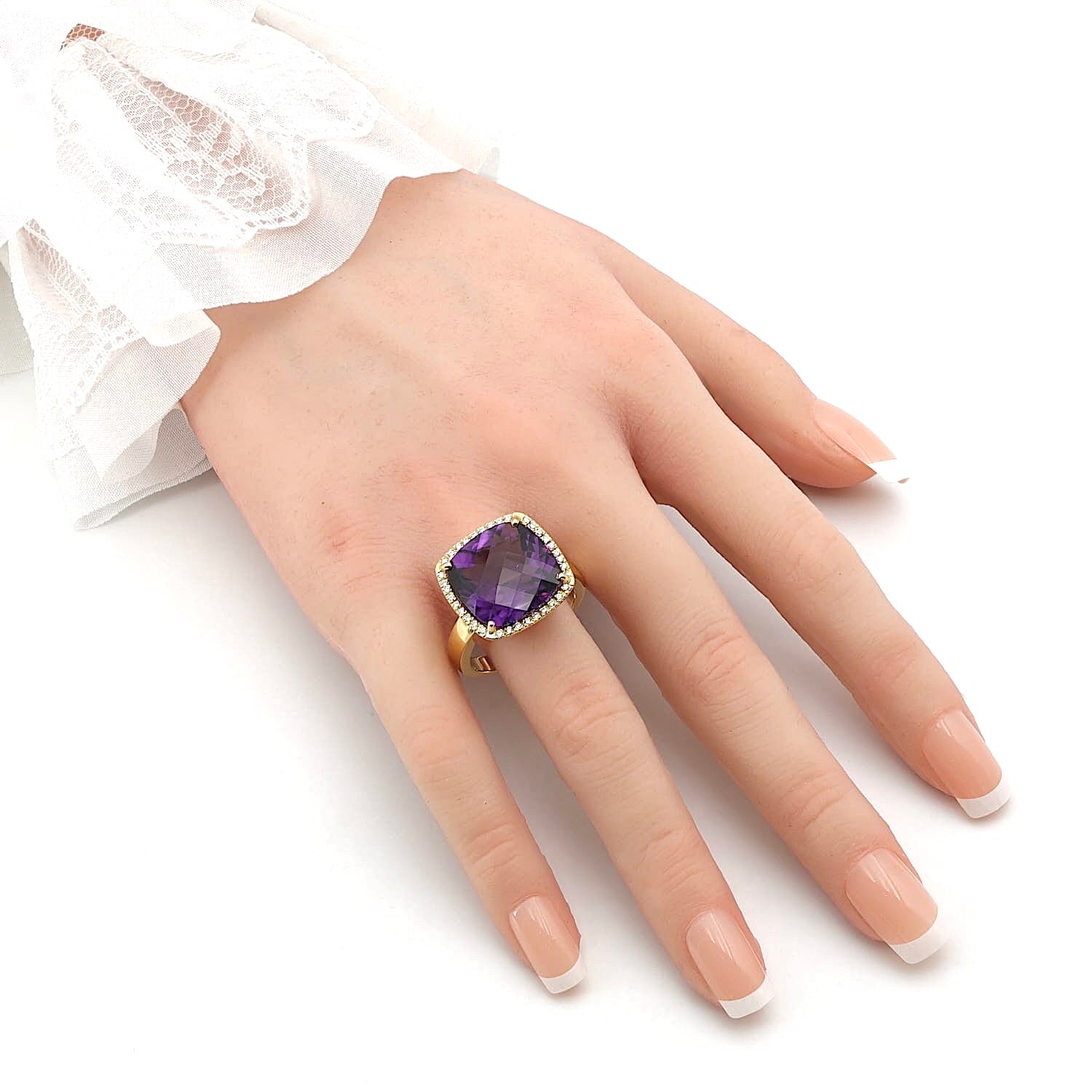 Großer italienischer Ring in 750er Gelbgold mit einem Amethyst und Brillanten, an einer künstlichen Hand