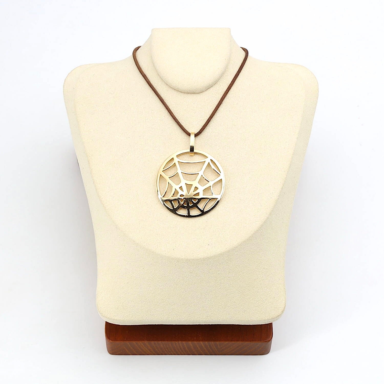 Großer italienischer Anhänger in 750er Gelbgold, an einer hellen Büste