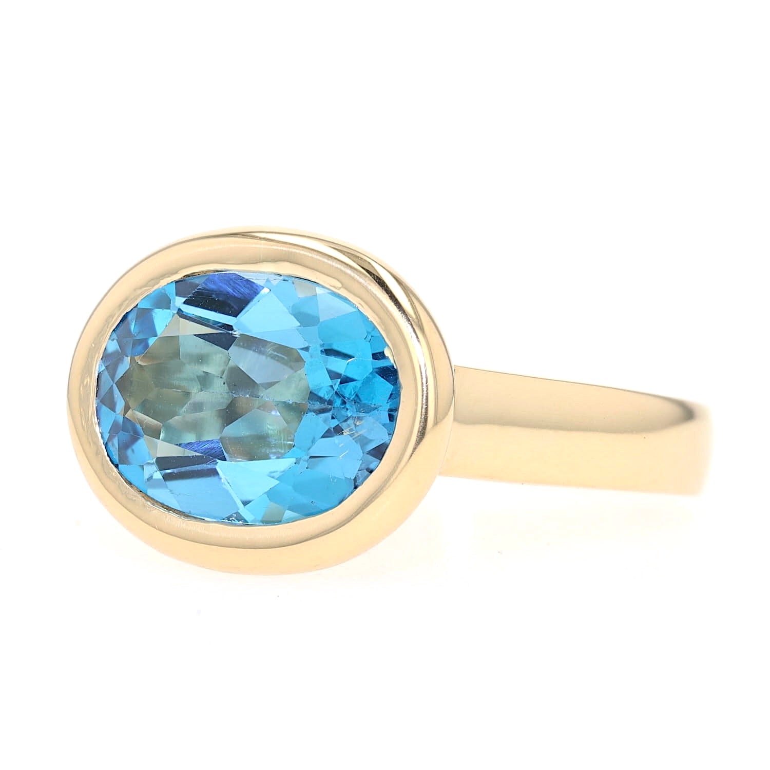 Ring in 750 yellow gold with a Swiss blue topaz approx. 6.8 ct, turned left