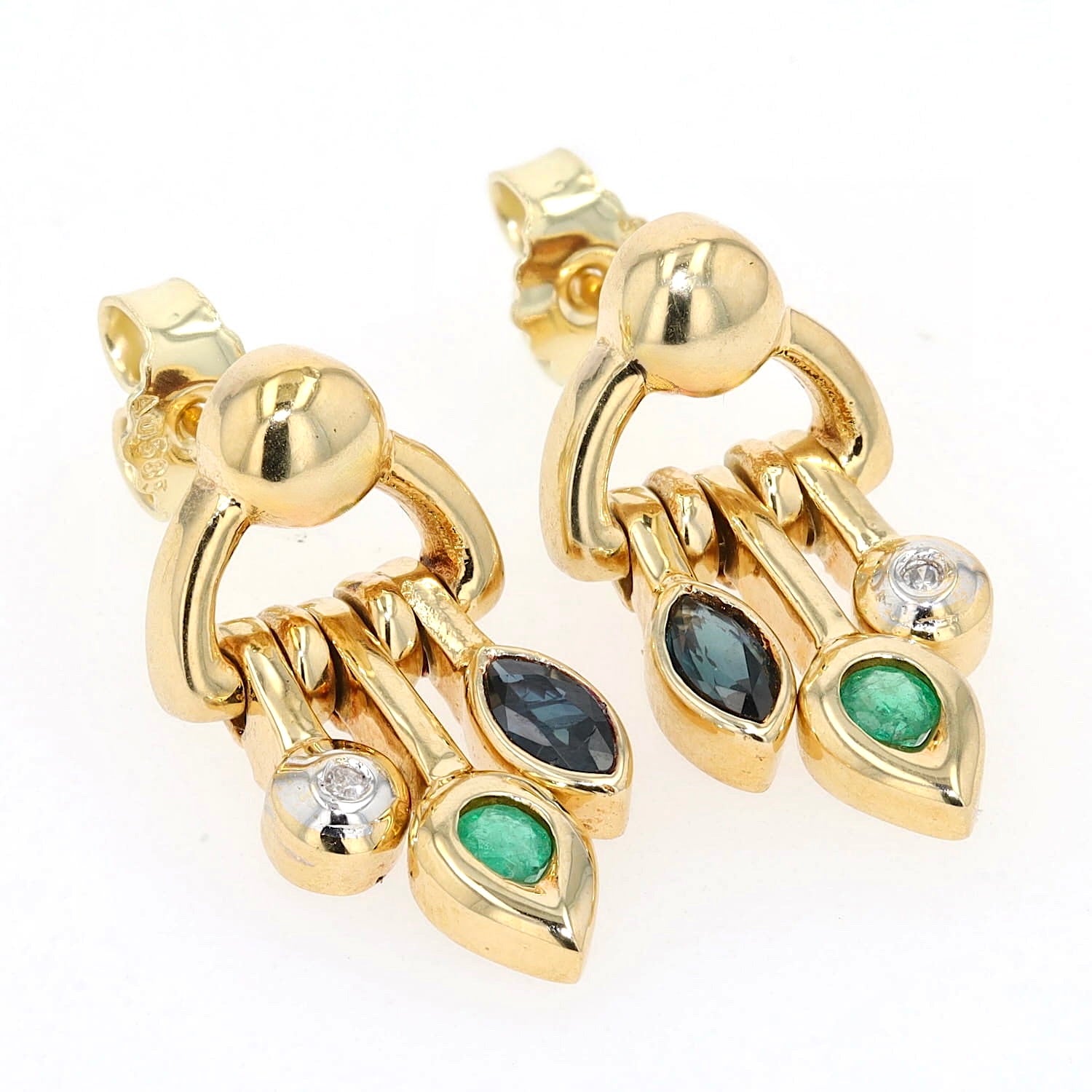 Ohrringe in 585er Gelbgold mit je einem Diamant, Smaragd und blauem Saphir, liegend leicht rechts gedreht